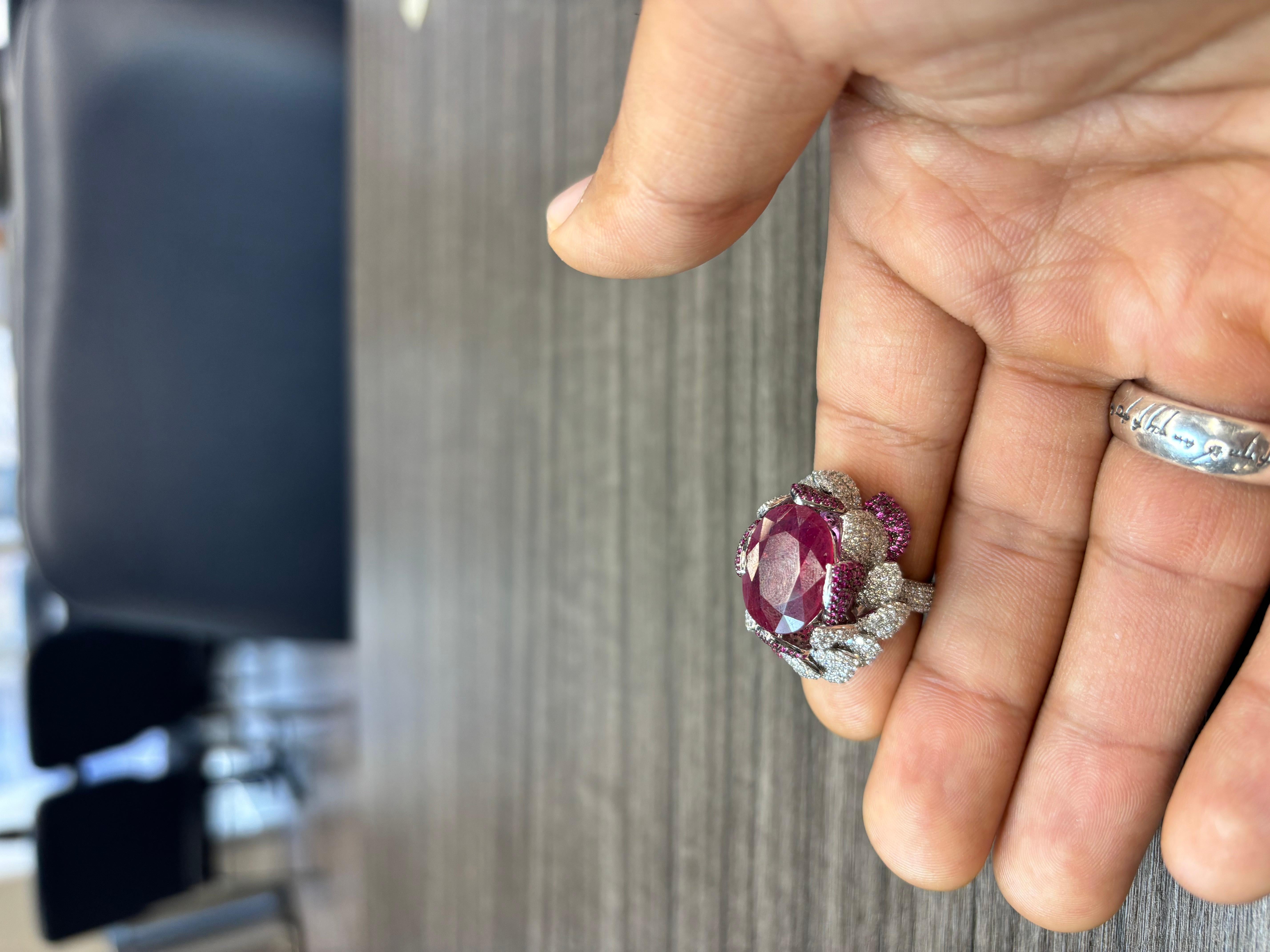Anillo de Cóctel de Diamantes Naturales y Rubíes Pétalo de Rosa de 14,80 Quilates en venta 8
