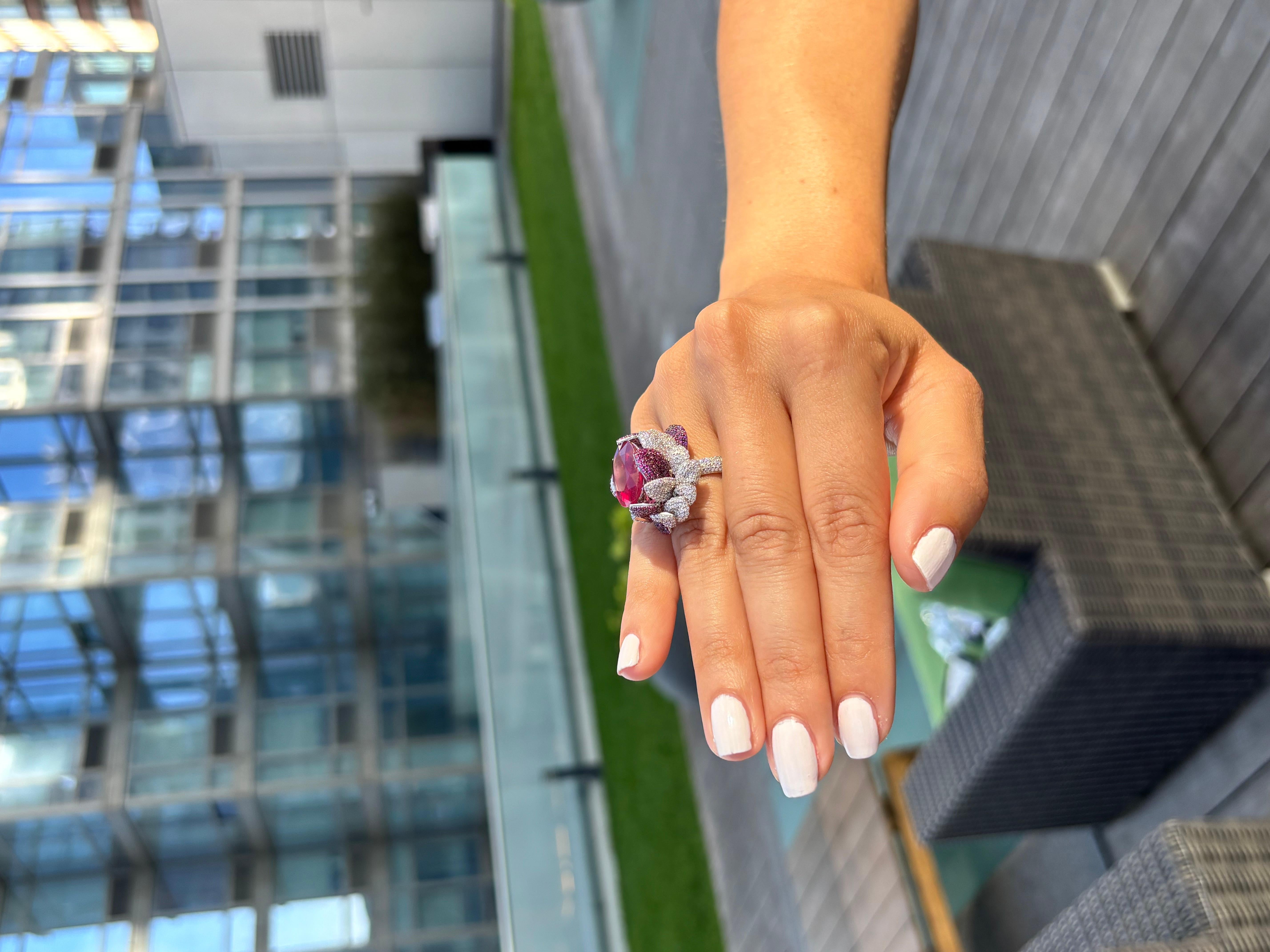 Anillo de Cóctel de Diamantes Naturales y Rubíes Pétalo de Rosa de 14,80 Quilates en venta 9