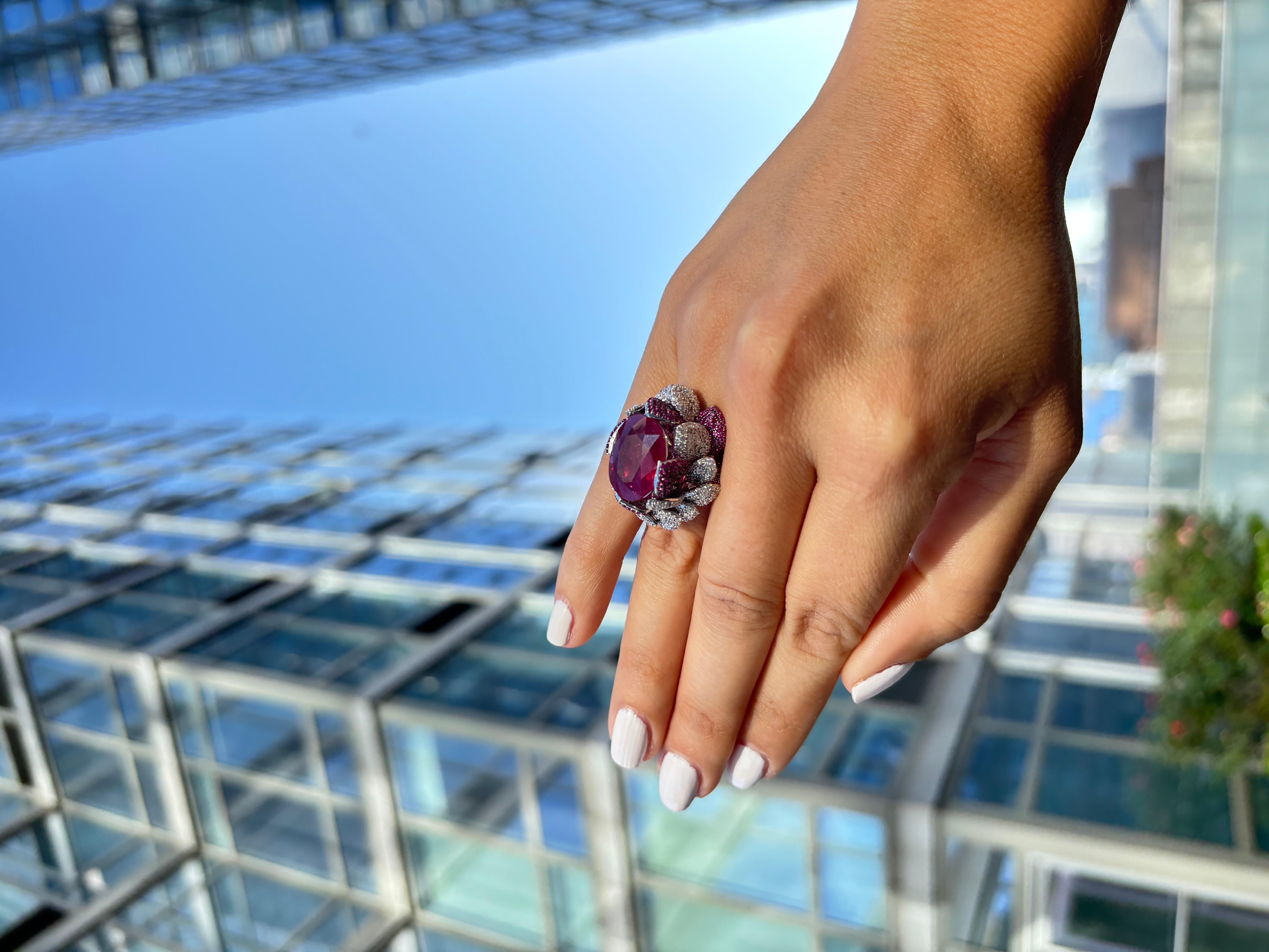 Anillo de Cóctel de Diamantes Naturales y Rubíes Pétalo de Rosa de 14,80 Quilates Corte oval en venta