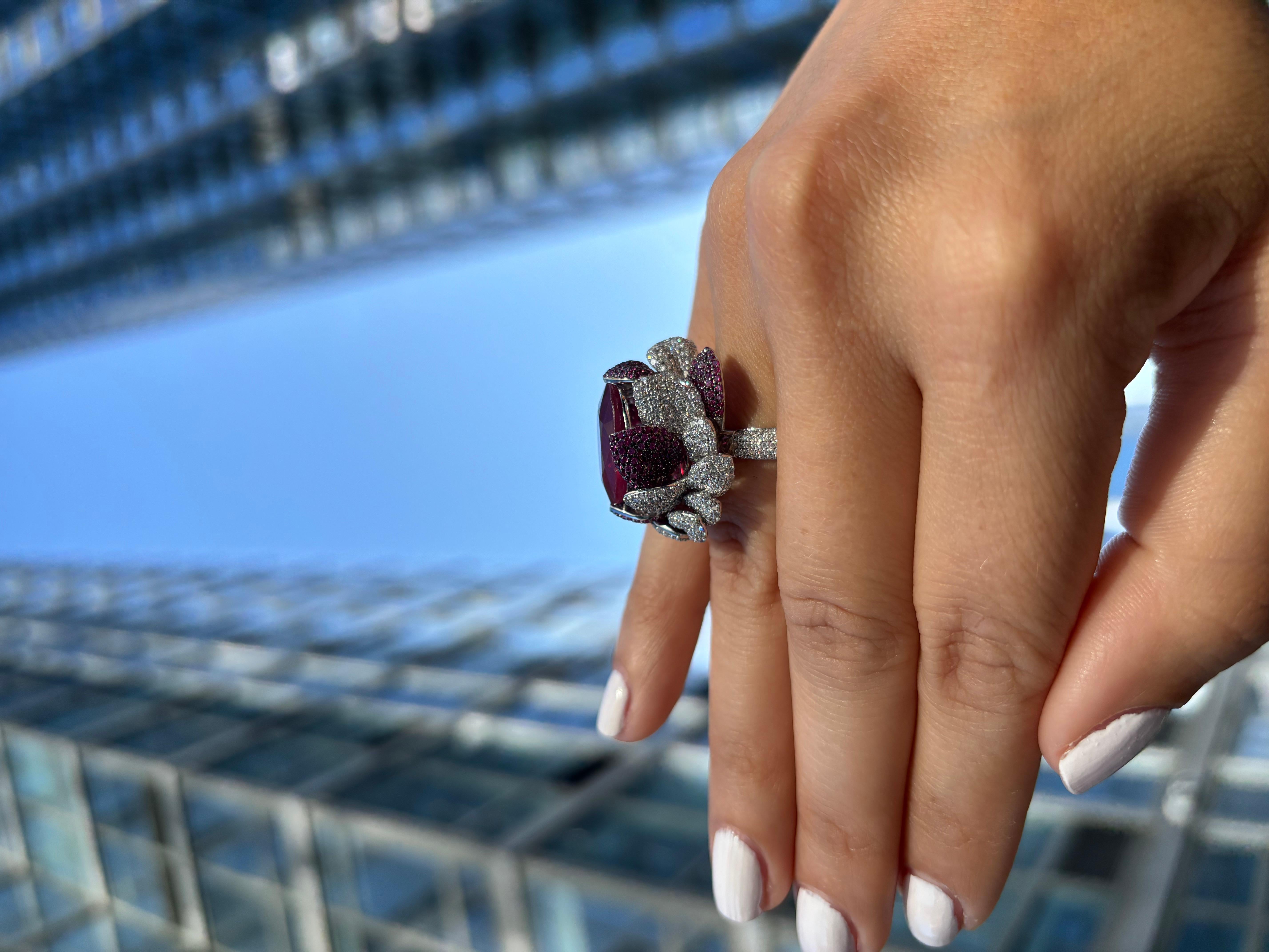 Femenino o masculino Anillo de Cóctel de Diamantes Naturales y Rubíes Pétalo de Rosa de 14,80 Quilates en venta