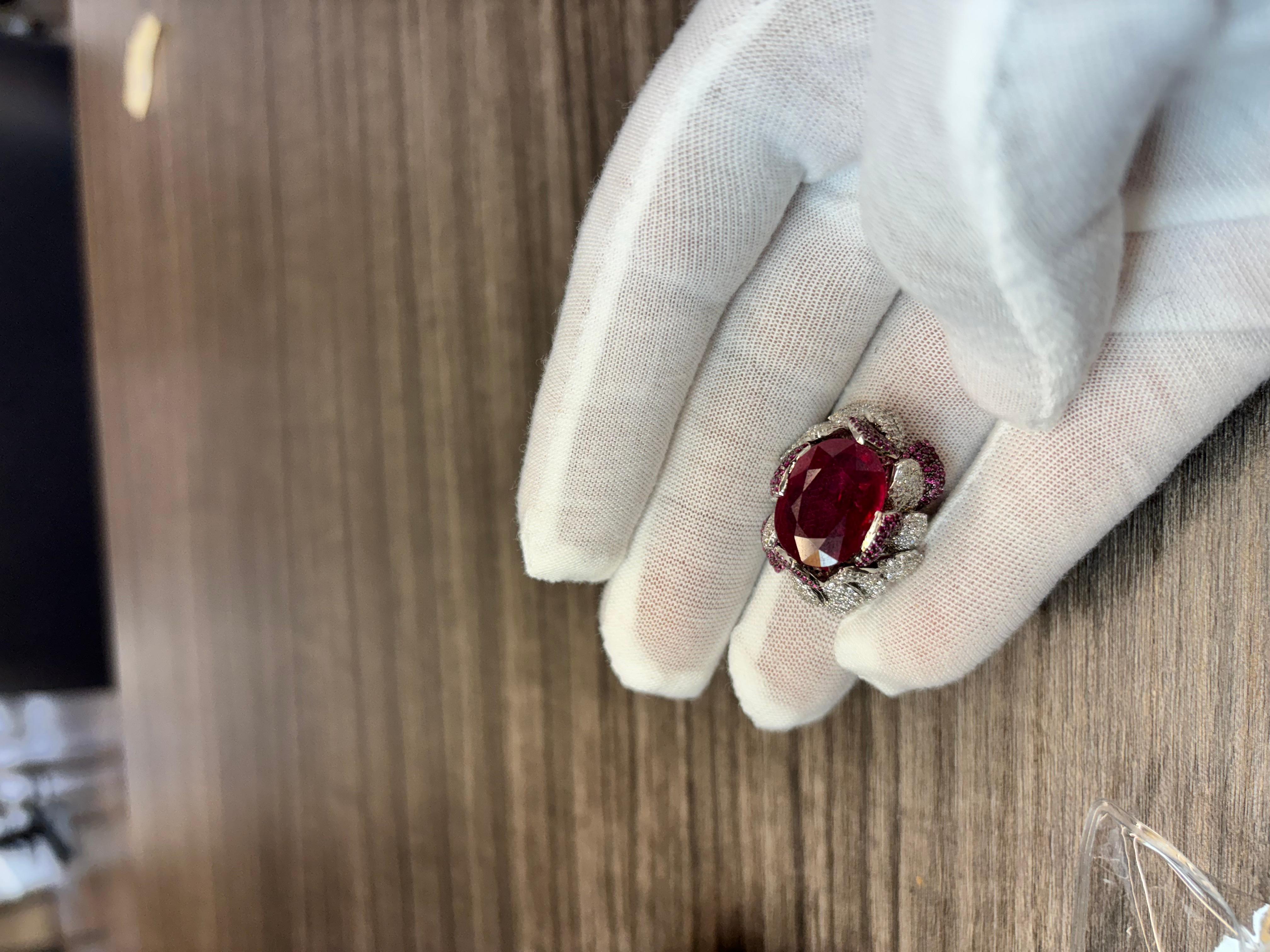 Anillo de Cóctel de Diamantes Naturales y Rubíes Pétalo de Rosa de 14,80 Quilates en venta 4