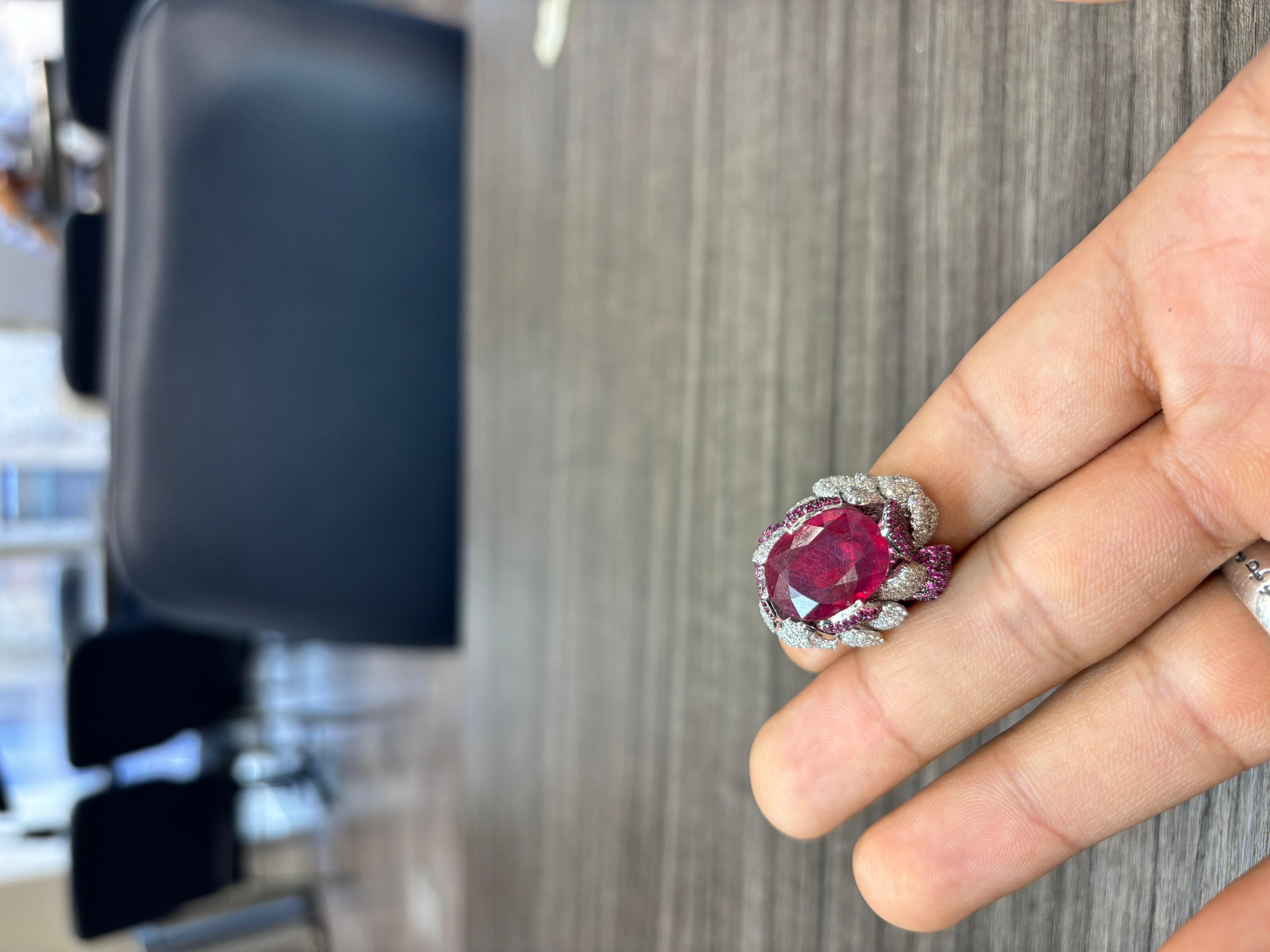 Anillo de Cóctel de Diamantes Naturales y Rubíes Pétalo de Rosa de 14,80 Quilates en venta 6