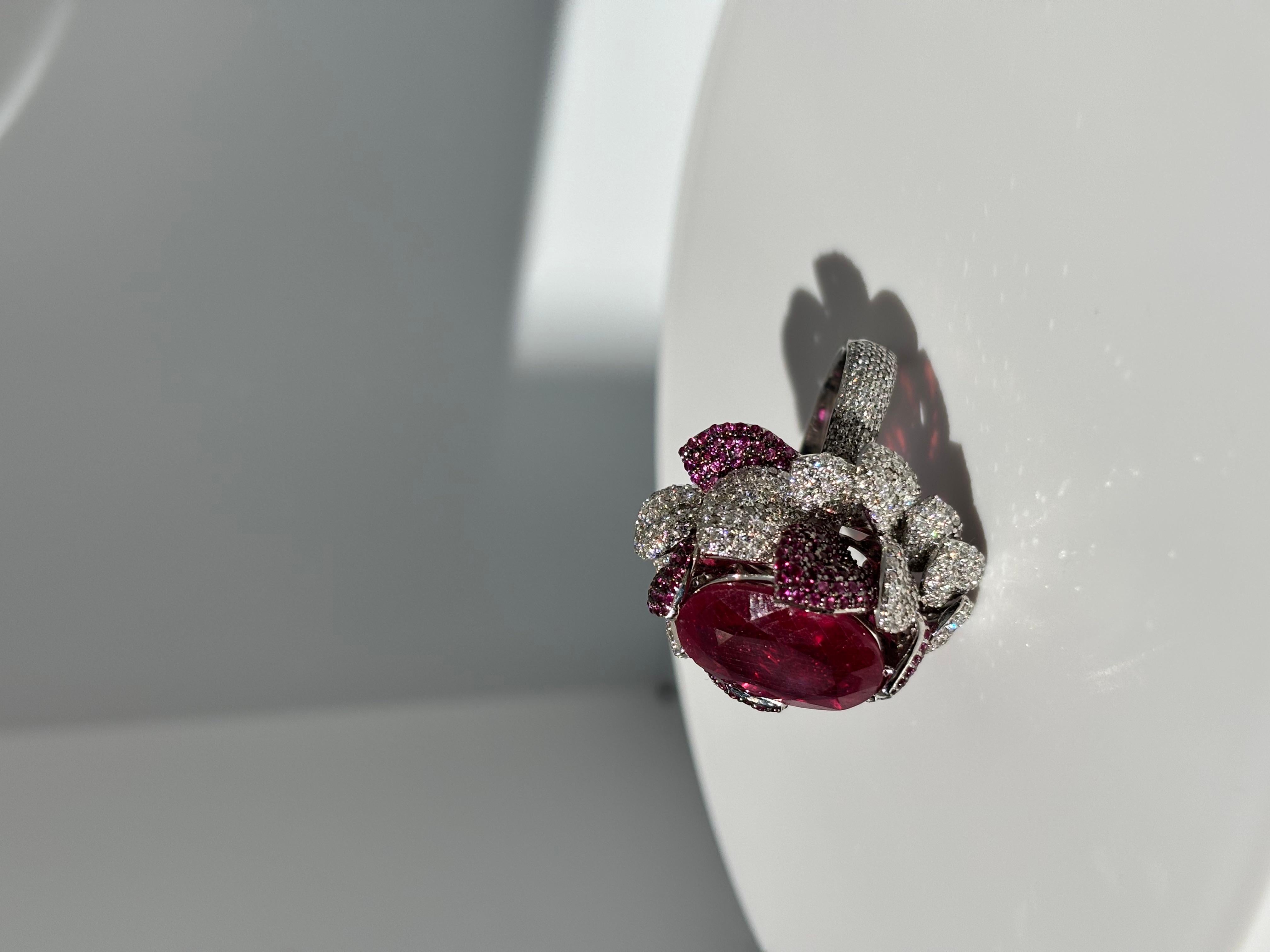 Anillo de Cóctel de Diamantes Naturales y Rubíes Pétalo de Rosa de 14,80 Quilates en venta 3