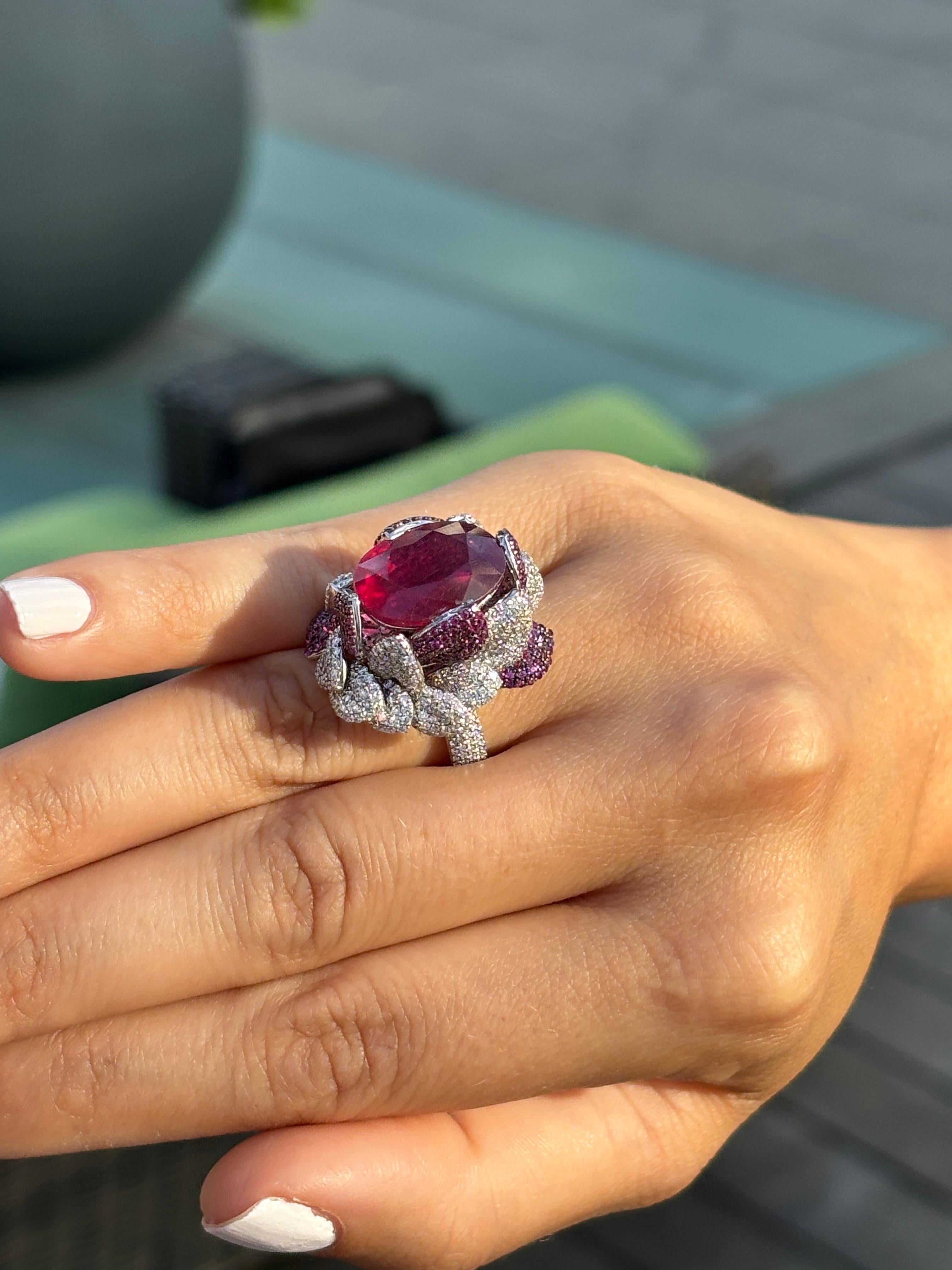 Anillo de Cóctel de Diamantes Naturales y Rubíes Pétalo de Rosa de 14,80 Quilates en Nuevo estado para la venta en New York, NY