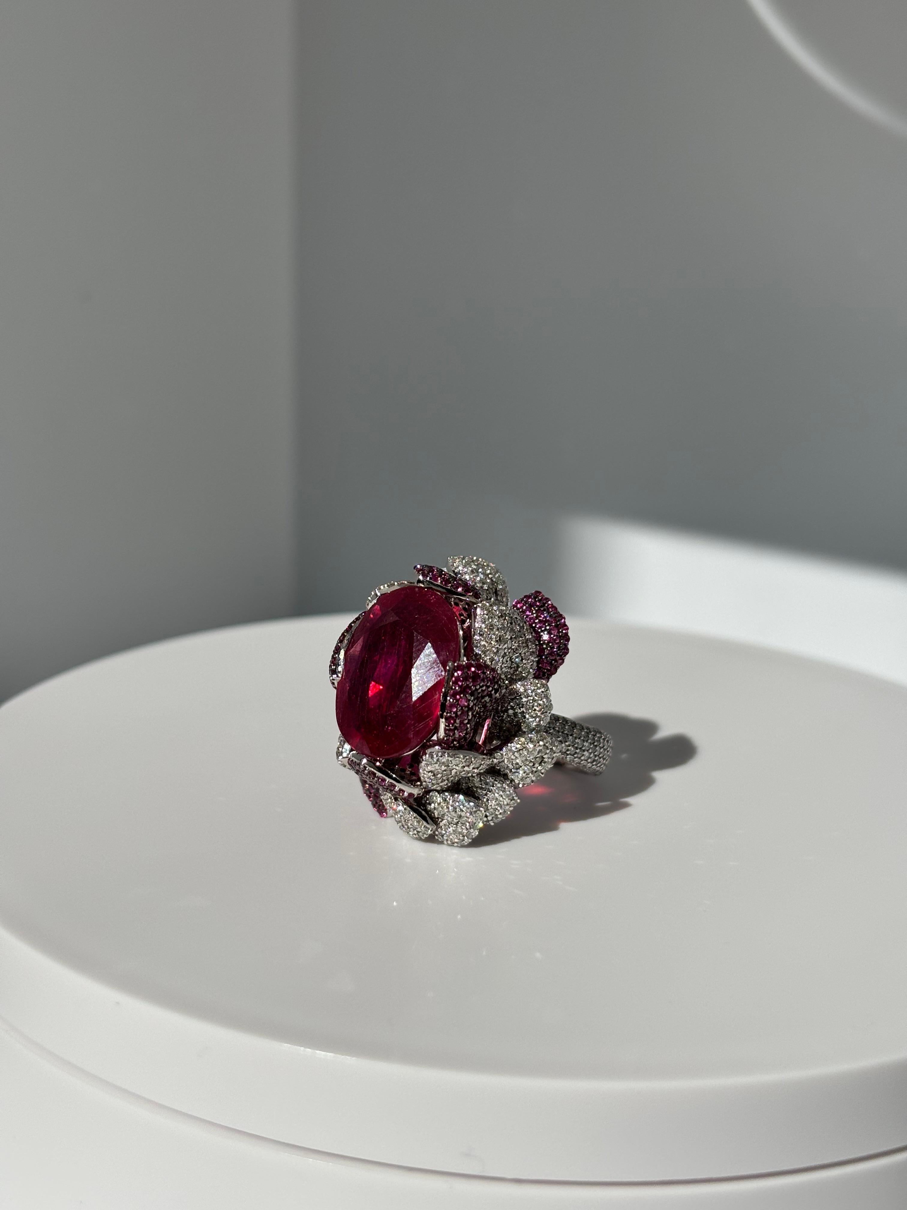 Anillo de Cóctel de Diamantes Naturales y Rubíes Pétalo de Rosa de 14,80 Quilates en venta 1