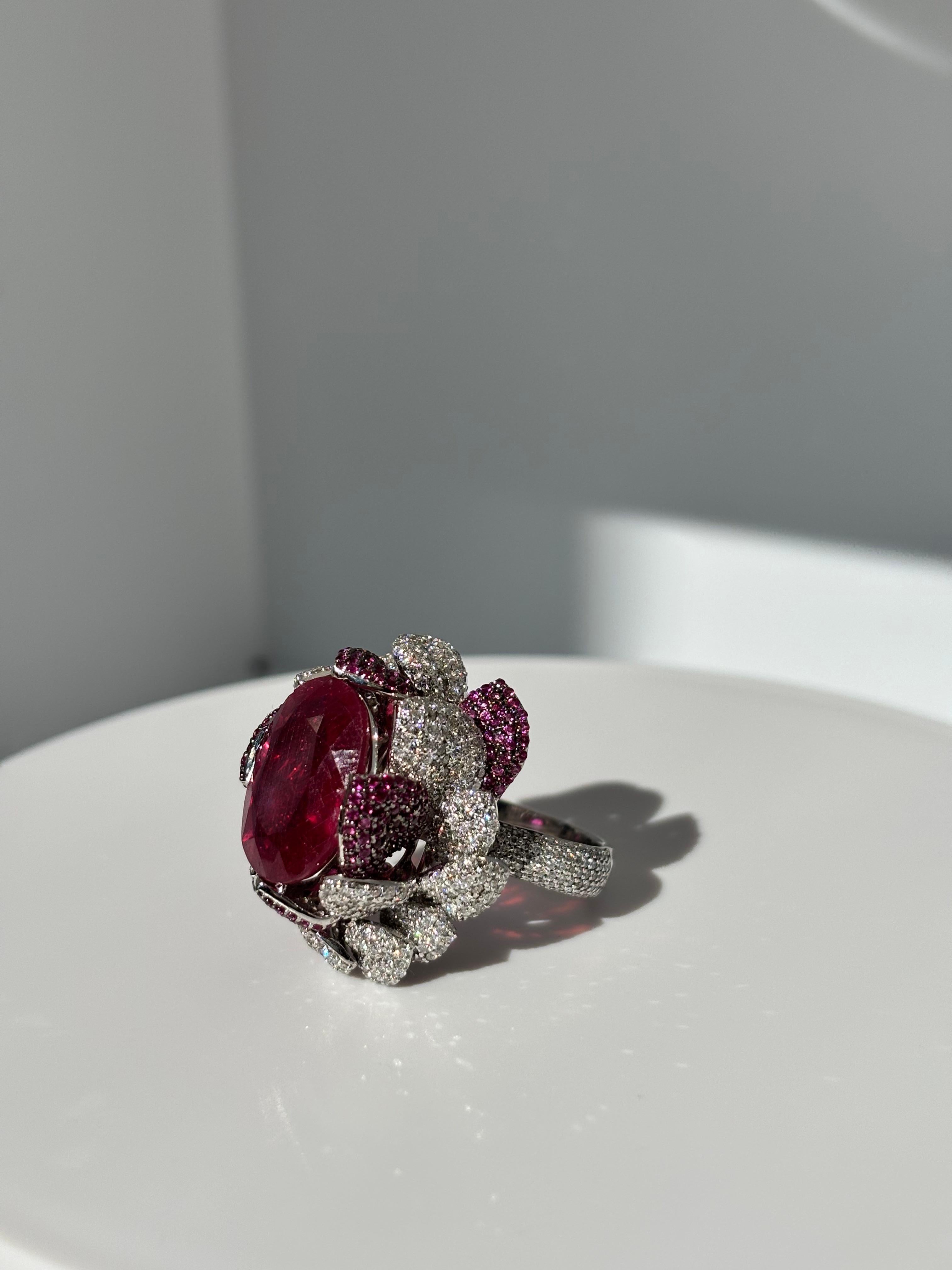 Anillo de Cóctel de Diamantes Naturales y Rubíes Pétalo de Rosa de 14,80 Quilates en venta 2