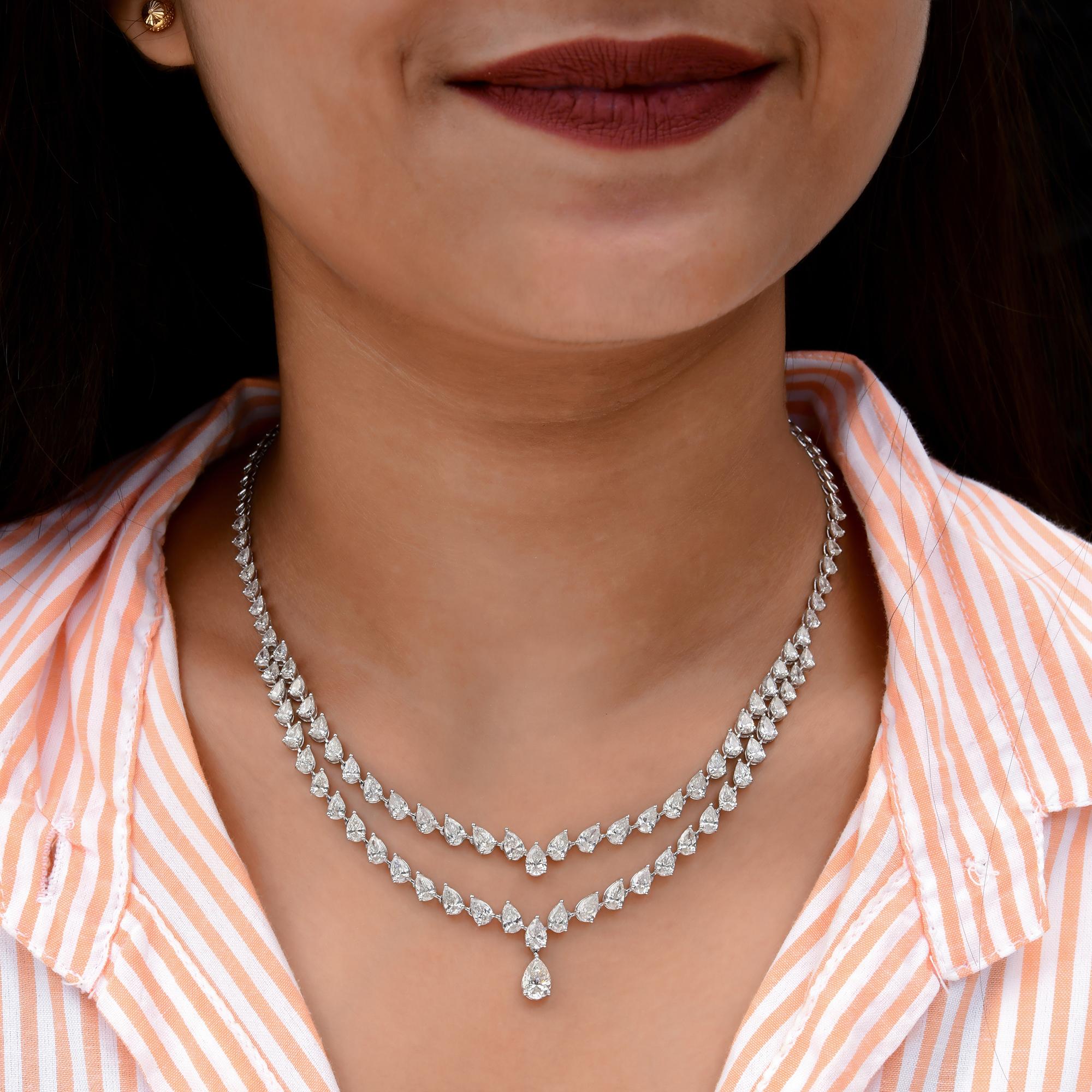 Questa collana a più fili in oro bianco 18 carati con diamanti taglio pera incastonati nella catena a doppia fila e una pera più grande incastonata al centro come goccia.
I diamanti sono un simbolo universale di eternità e forza. È una pietra di