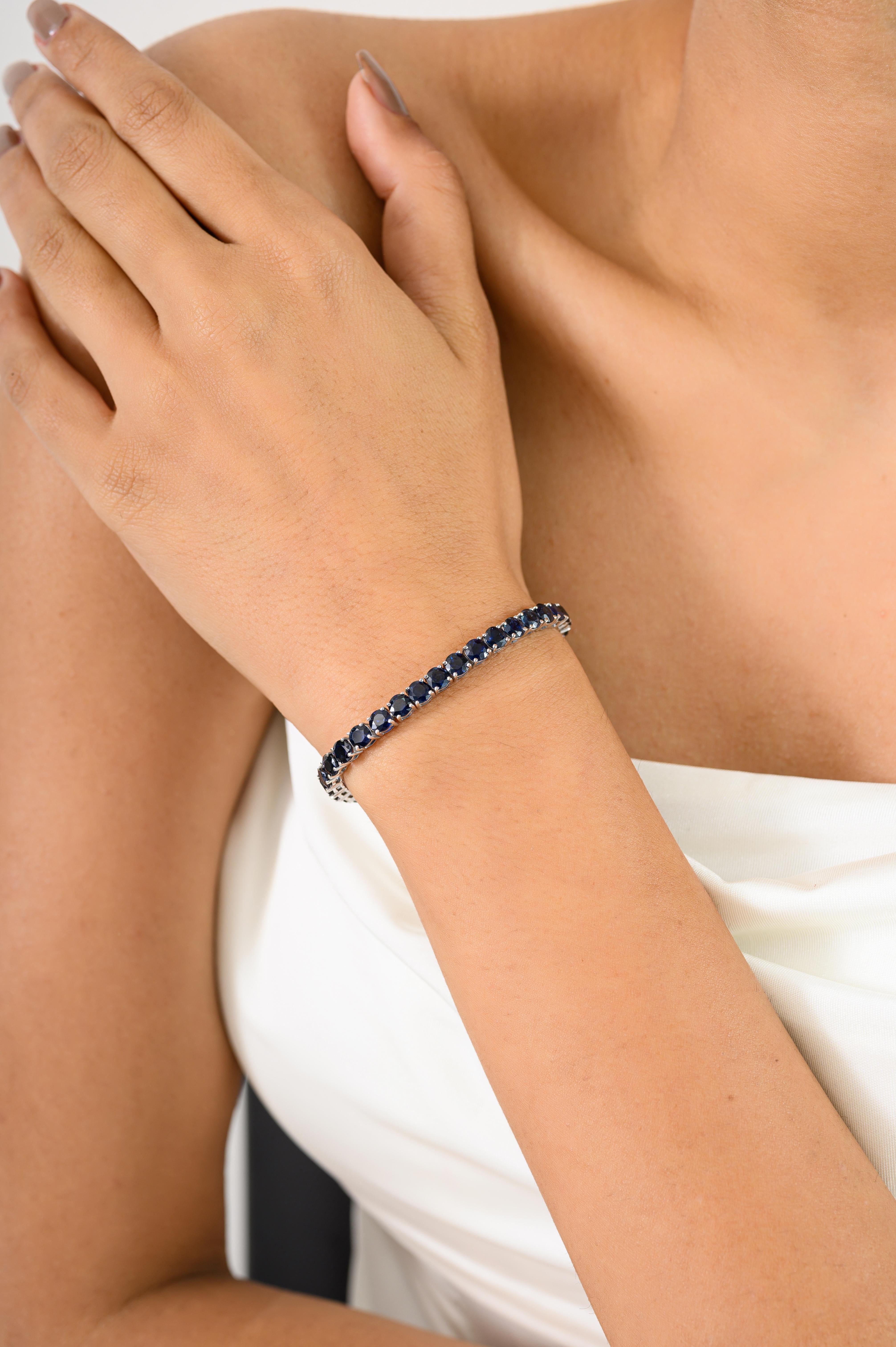 Dieses wunderschöne 14,82 Karat tiefblaue Saphir-Tennisarmband aus luxuriösem 925er Sterlingsilber ist mit 14,82 Karat natürlichen tiefblauen Saphiren verziert. Jeder Saphir ist fachmännisch facettiert und in Zacken gefasst, um die Brillanz zu
