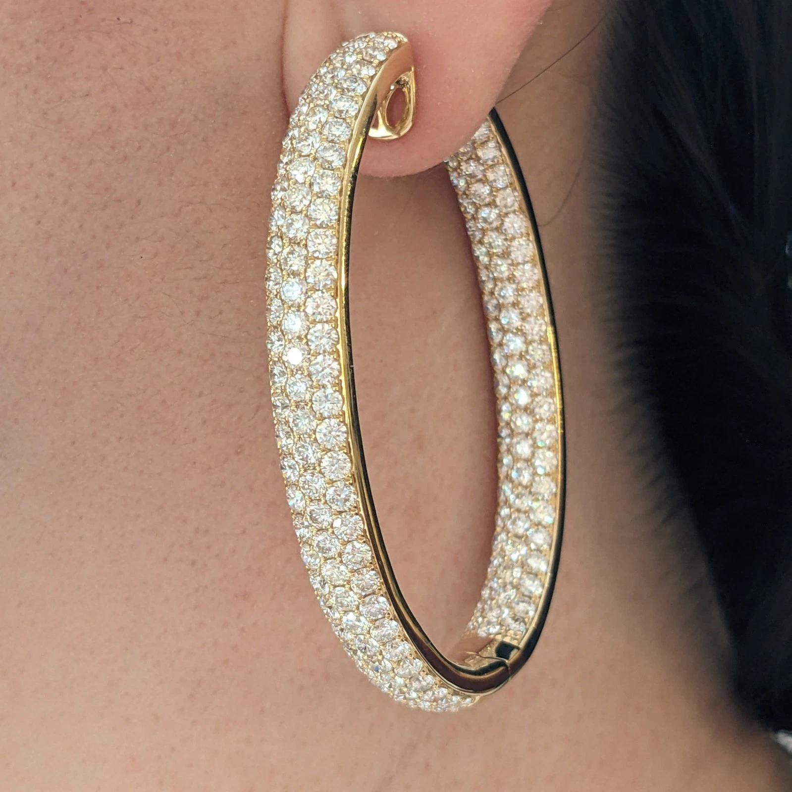 Orecchini a cerchio con diamanti naturali ovali e pavé 14,85 cttw in oro giallo 18k

Gli orecchini a cerchio Inside Out Pave Diamond presentano tre file di diamanti rotondi Brillianti incastonati all'interno e all'esterno dell'orecchino in oro