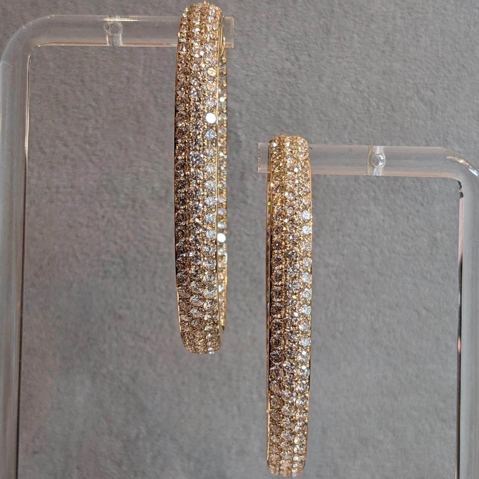 Taglio rotondo Orecchini a cerchio con diamanti ovali e pave Inside Out da 14,85 carati in oro giallo 18 carati in vendita
