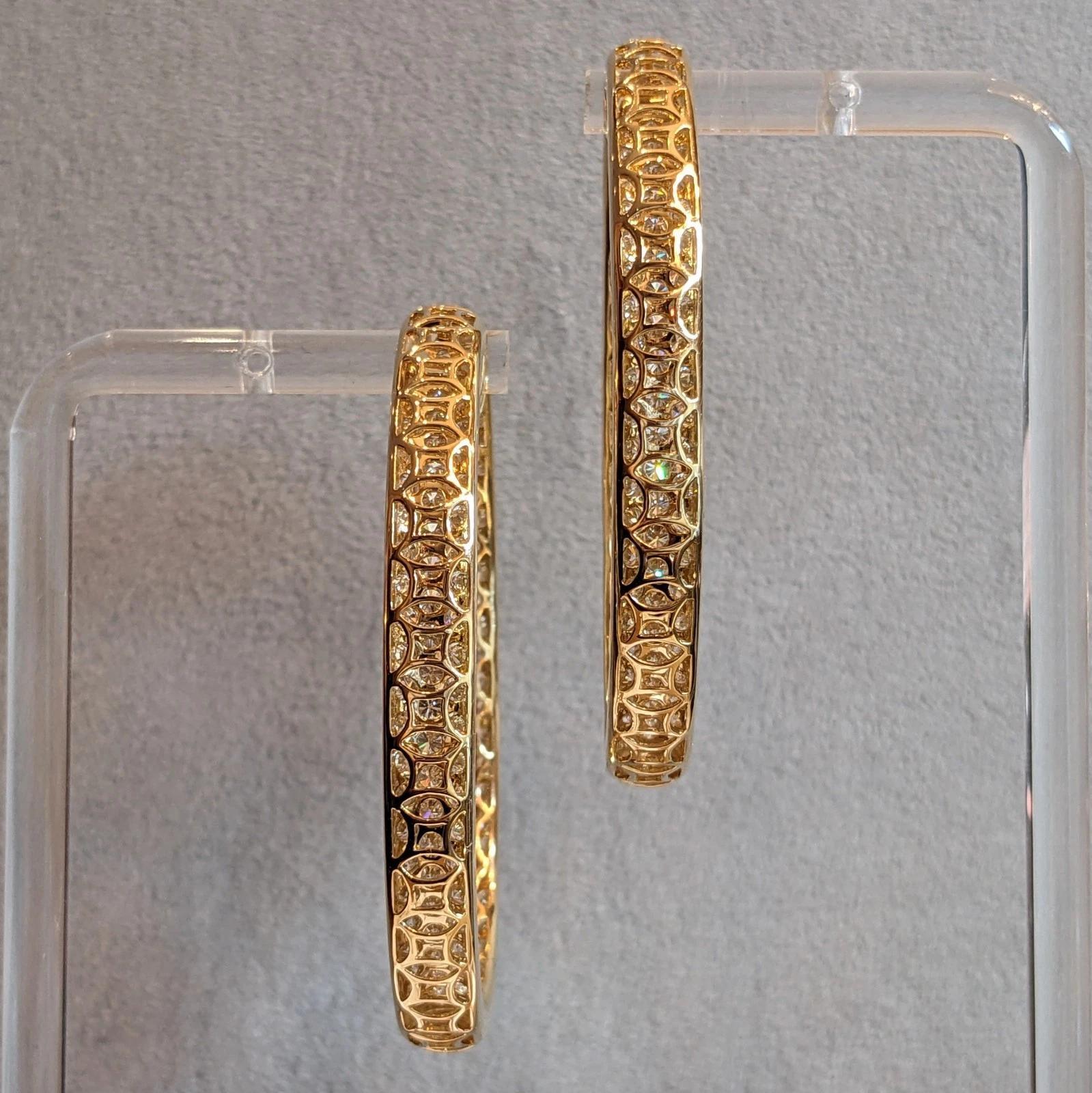 Donna Orecchini a cerchio con diamanti ovali e pave Inside Out da 14,85 carati in oro giallo 18 carati in vendita