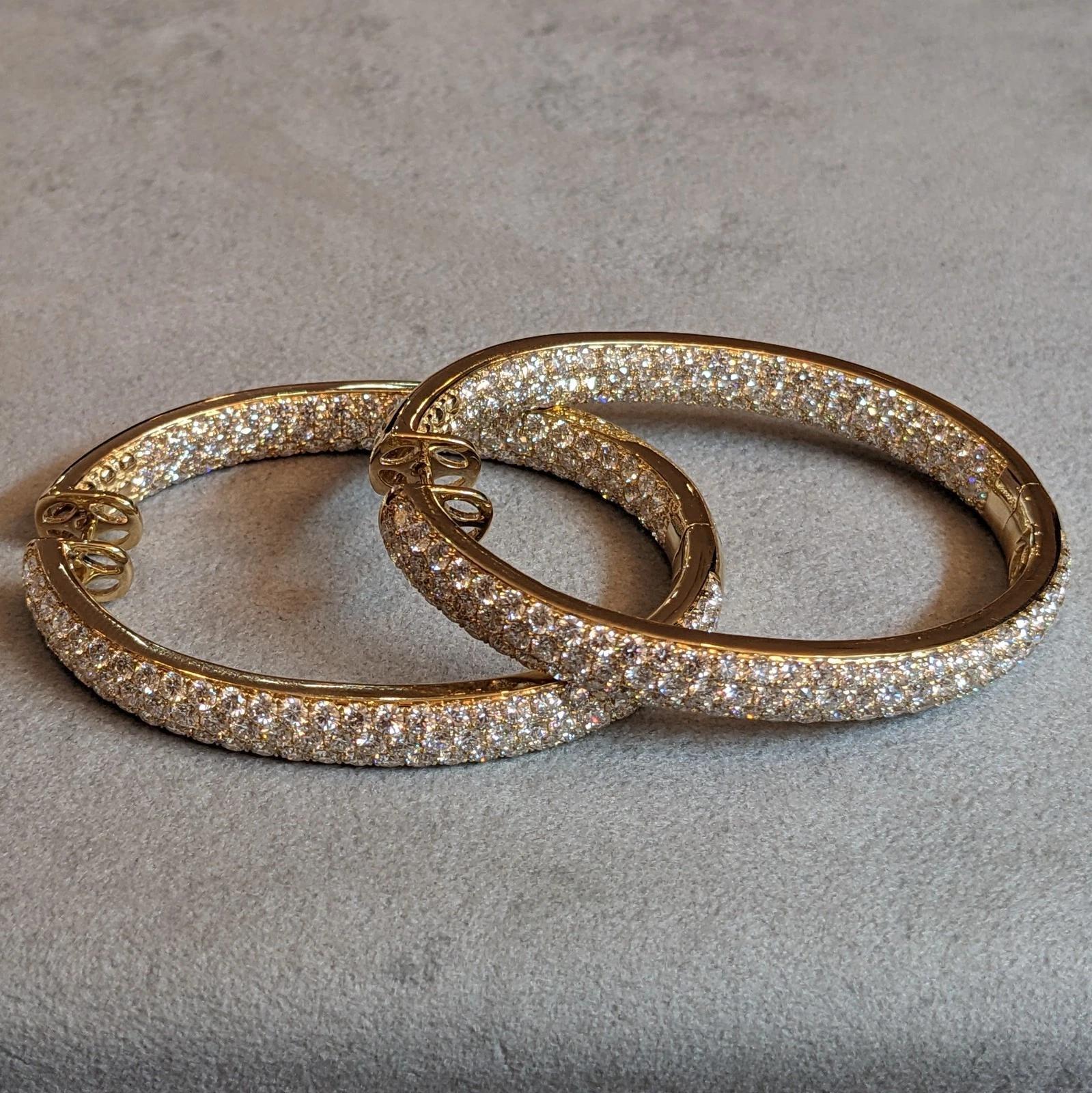 Orecchini a cerchio con diamanti ovali e pave Inside Out da 14,85 carati in oro giallo 18 carati in vendita 1