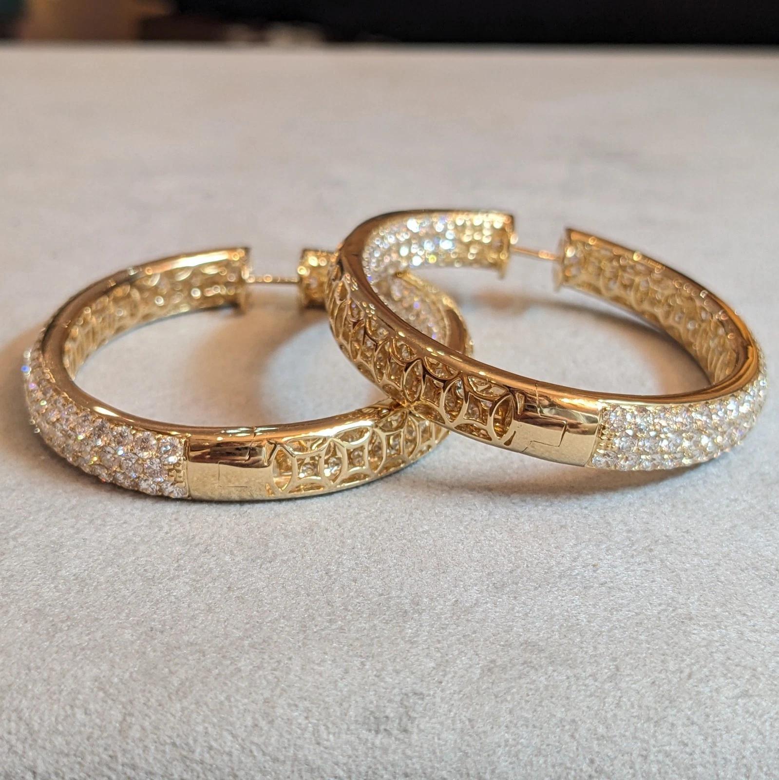 Orecchini a cerchio con diamanti ovali e pave Inside Out da 14,85 carati in oro giallo 18 carati in vendita 3