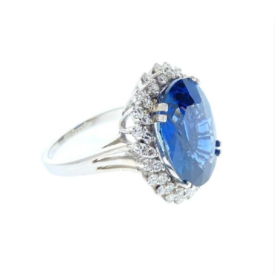Taglio smeraldo Anello con zaffiro blu e diamante di forma ovale da 14,87 carati in oro bianco 14k in vendita