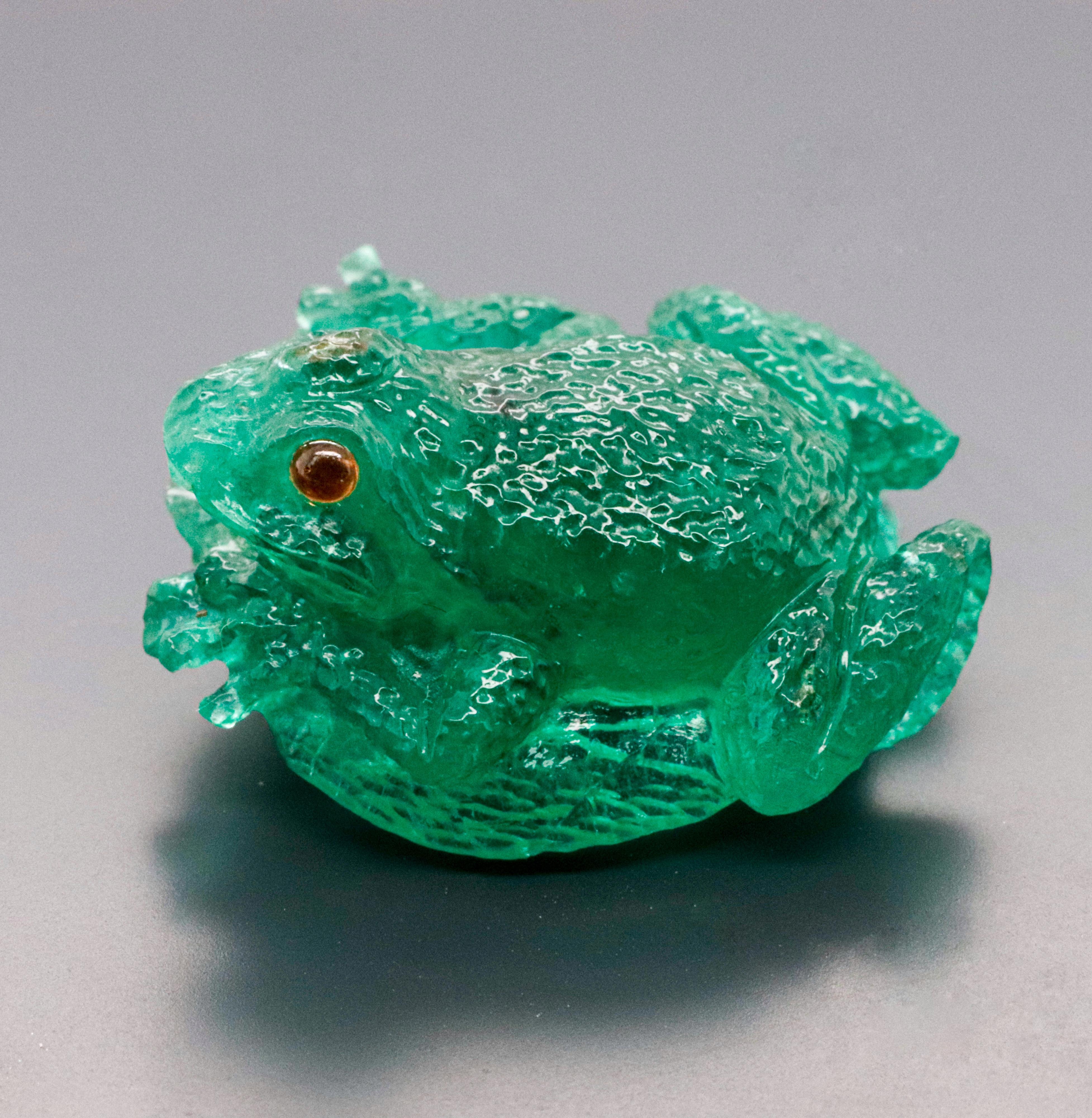 Artisan Frog sculpté vert émeraude 14,87 carats en vente