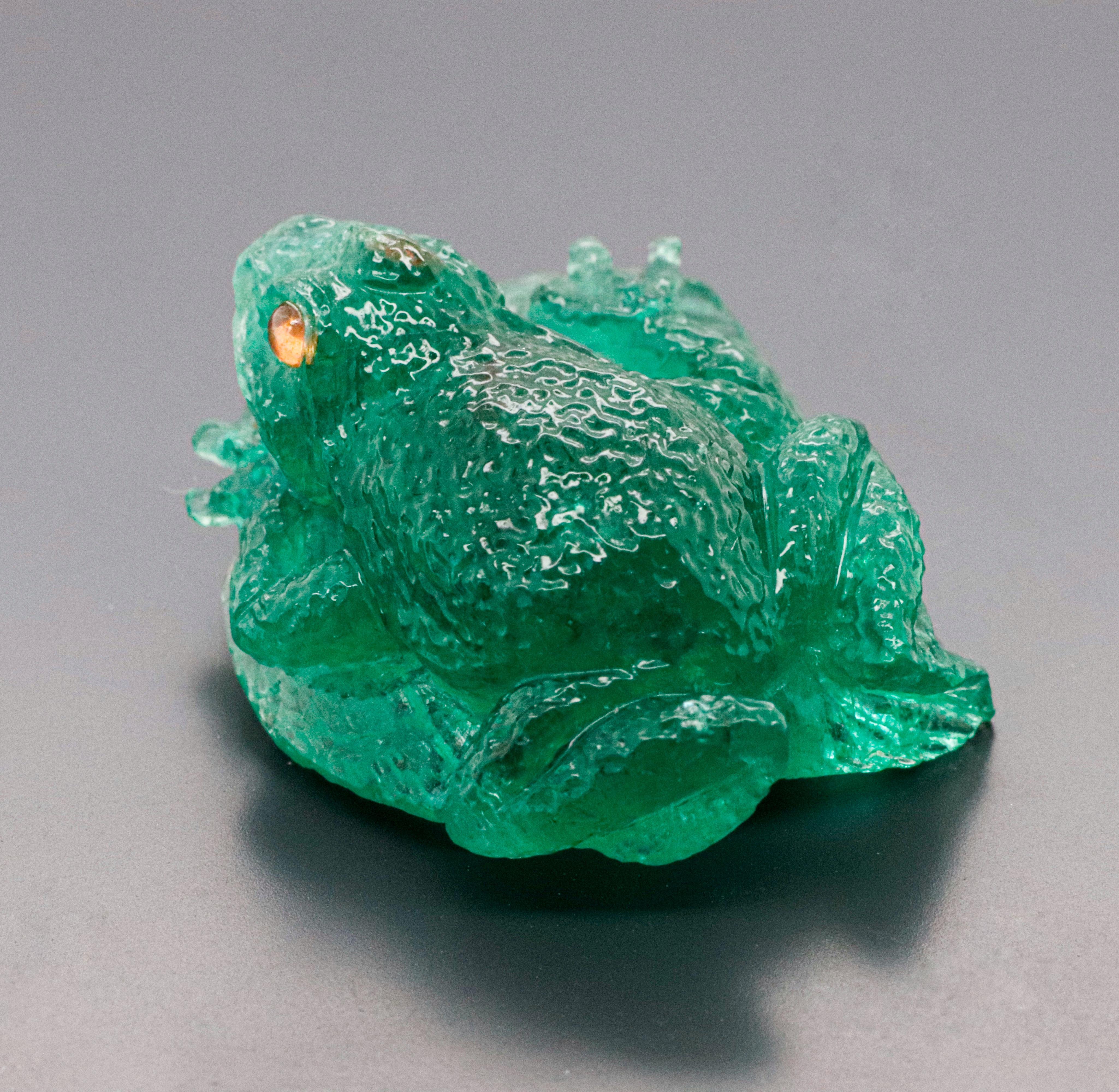 Frog sculpté vert émeraude 14,87 carats Unisexe en vente