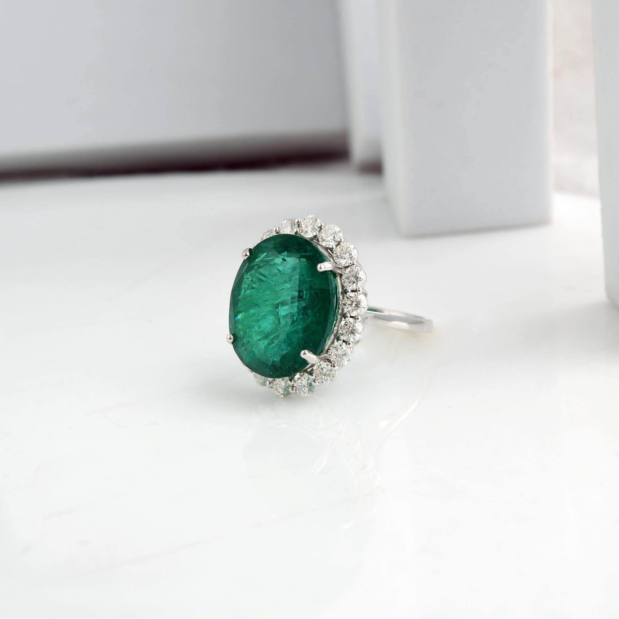 14,88 Karat Smaragd 1,79 Karat SI/H Diamant Cocktail Ring 18 Karat Weißgold (Art déco) im Angebot