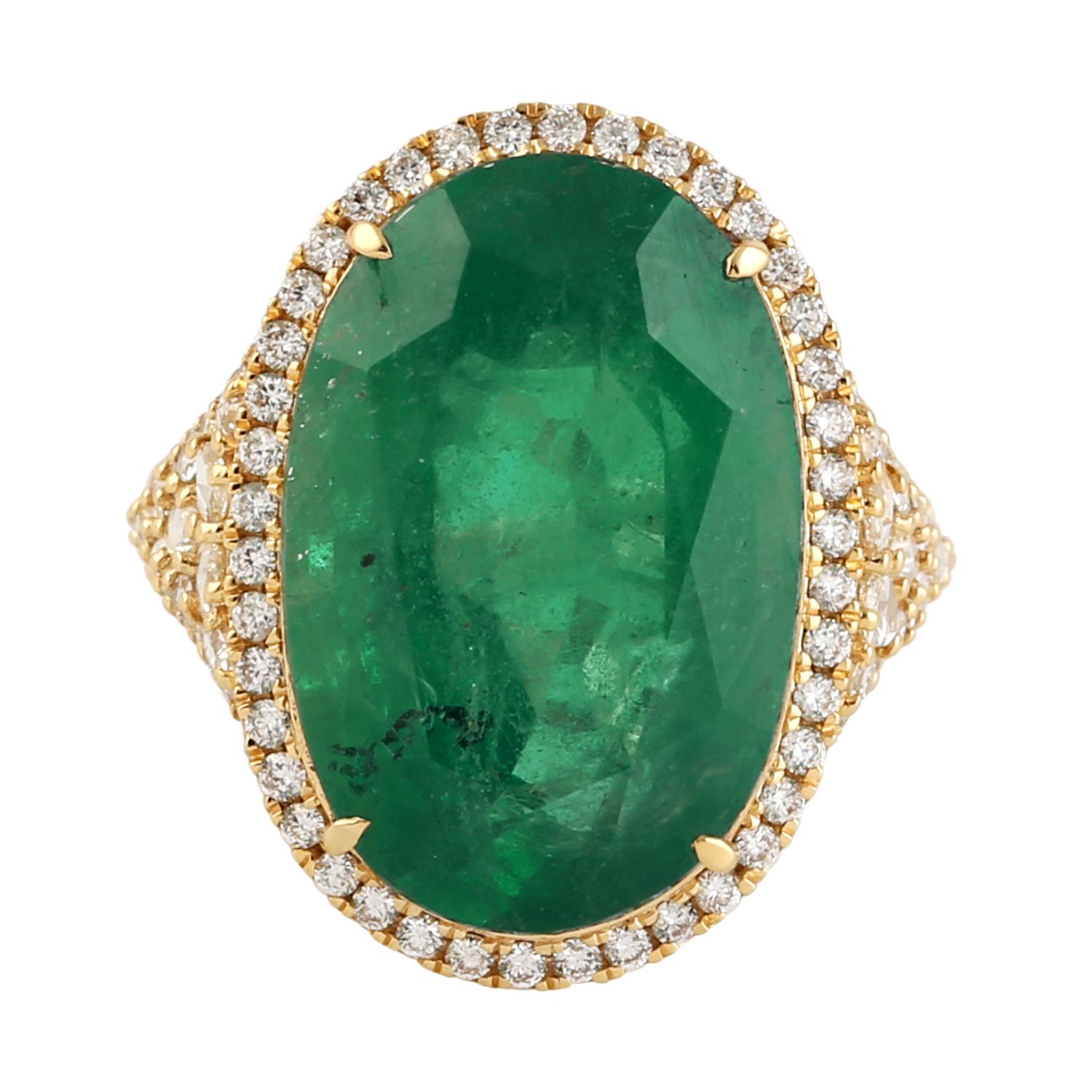 Modern 14.89 Carat Emerald Diamond 14 Karat Gold Oval Ring For Sale