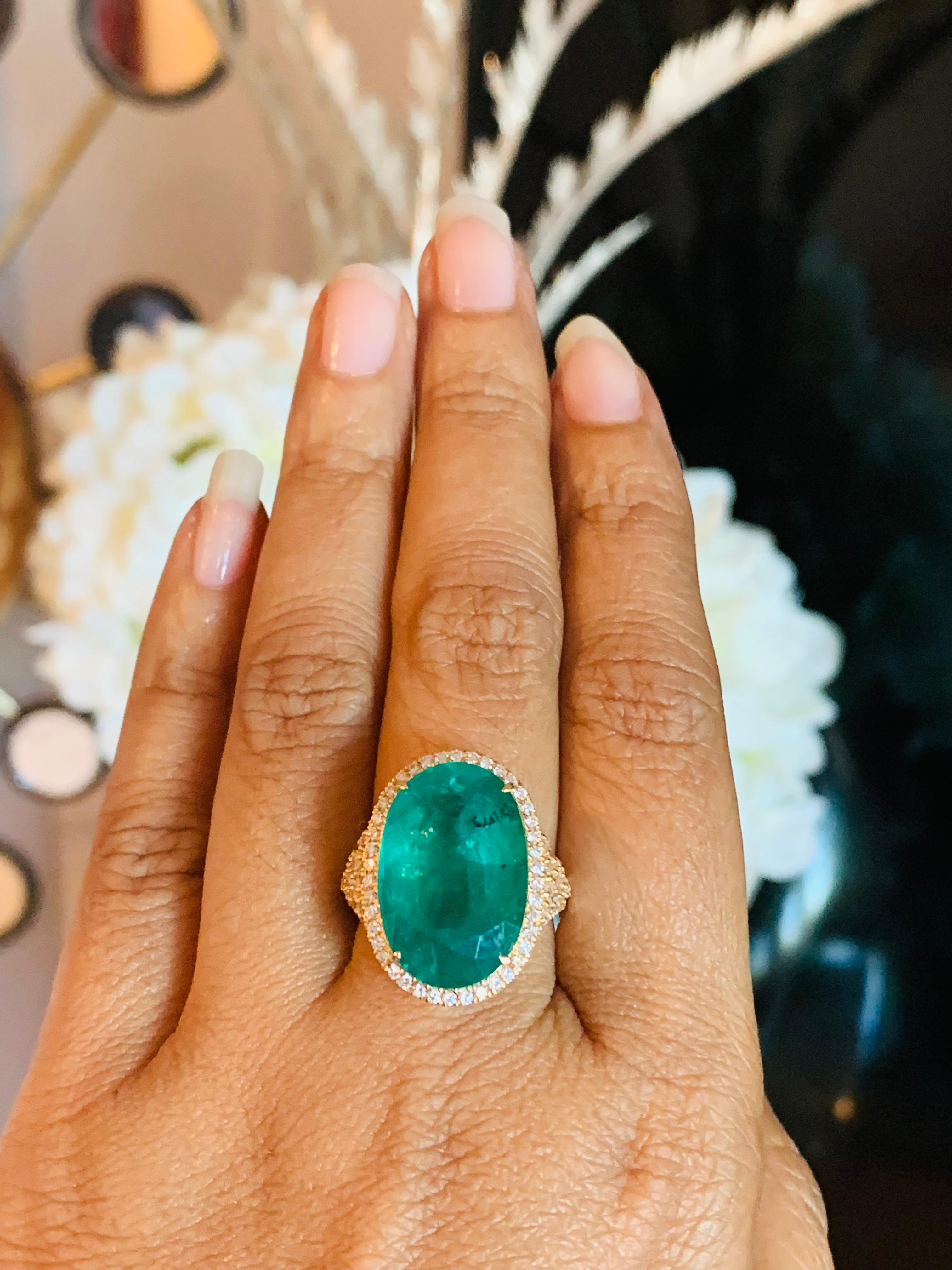 14.89 Carat Emerald Diamond 14 Karat Gold Oval Ring In New Condition For Sale In Hoffman Estate, IL