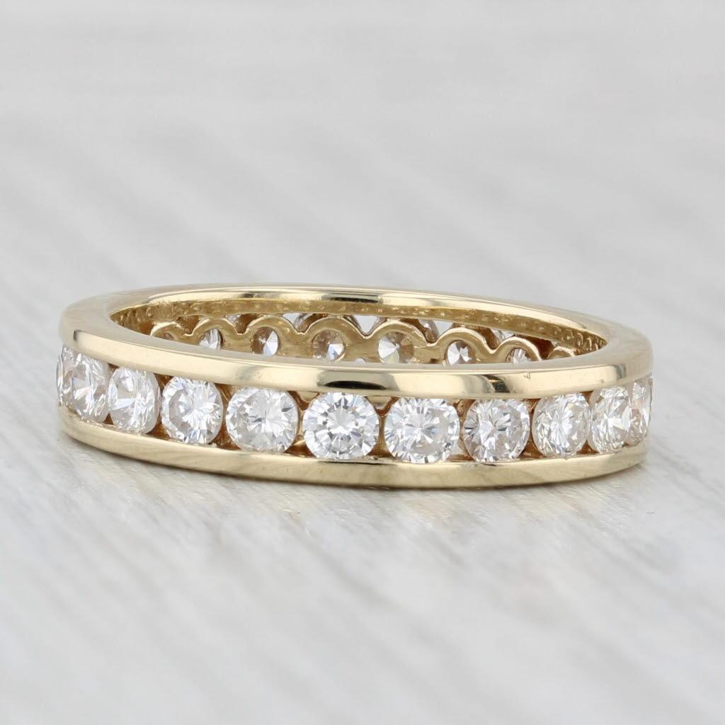 Taille ronde Alliance d'éternité empilable en or jaune 14 carats avec diamants de 1,48 carat en vente