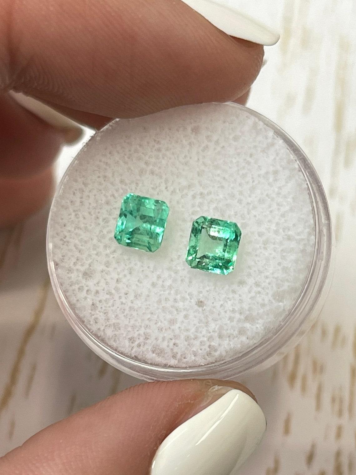 Pierre : Émeraude
Poids total : 1,48 tcw
Forme : Coupe Asscher
Clarté : Transparent
Lustre : Très bon
Couleur : vert jaunâtre moyen
Dimensions : 5,24 mm x 5,0 mm x 4,78 mm // 5,21 mm x 5,01 mm x 3,28 mm
Origine géographique : Colombie
Traitement :