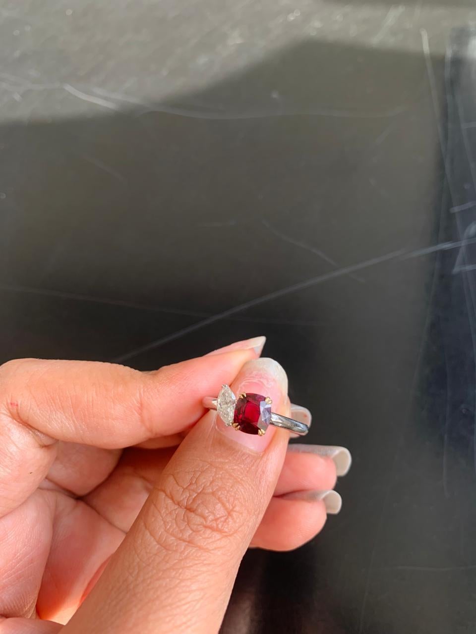 1,49 Karat Burma Rubin No Heat Rubin und Diamant Ring in 18 Karat Weißgold im Zustand „Neu“ im Angebot in Bangkok, TH