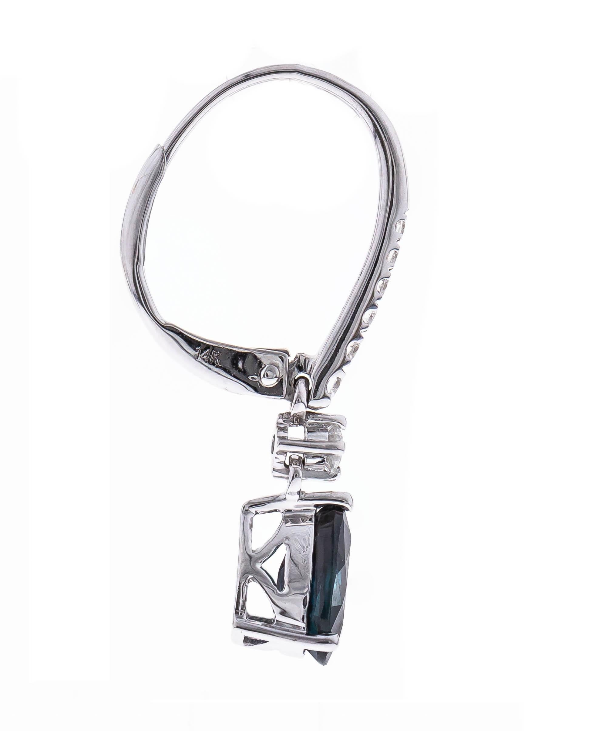Pendiente de oro blanco de 14 quilates con zafiro azul talla pera de 1,49 quilates y detalles de diamantes. Art Decó en venta