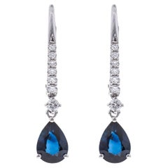 Orecchino in oro bianco 14K con zaffiro blu taglio pera e accenti di diamante da 1,49 carati.