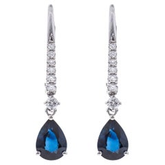 Boucles d'oreilles en or blanc 14 carats avec saphir bleu taille poire de 1,49 carat et accents de diamants.