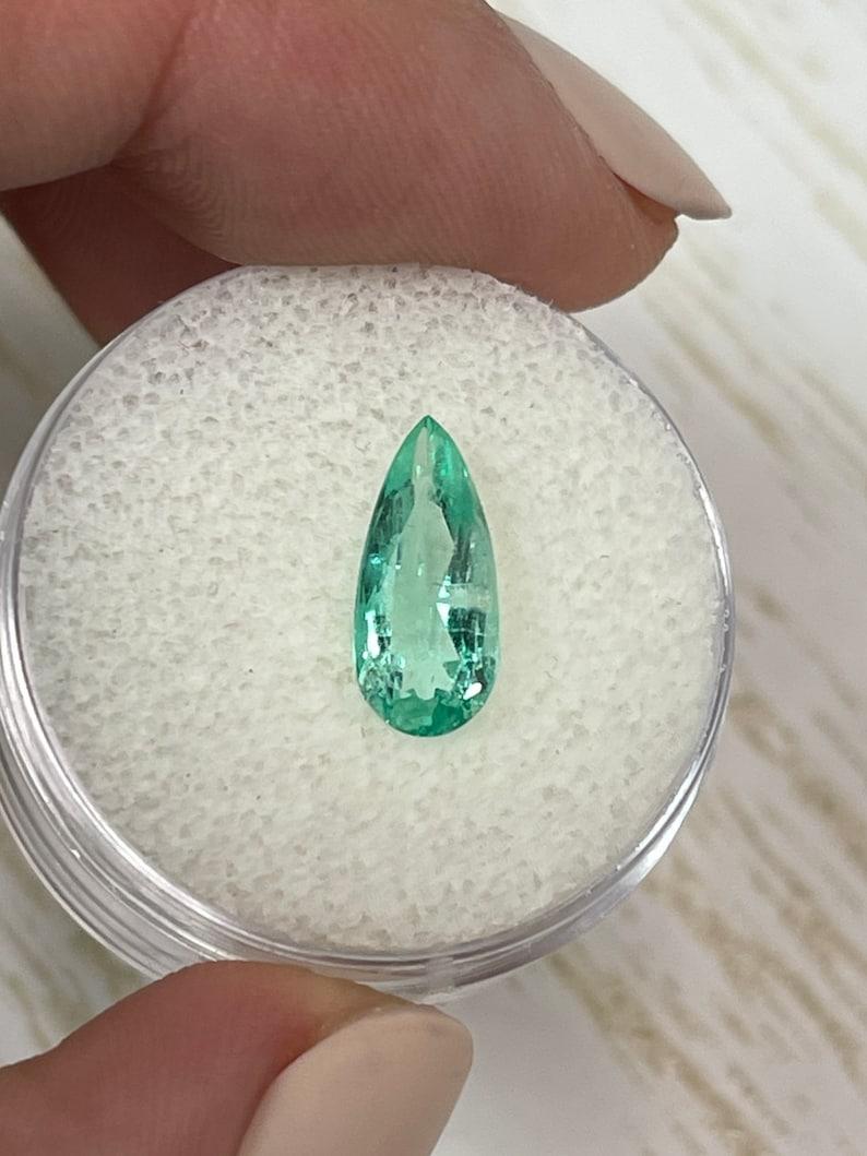 A. Stone: Smeraldo
Peso: 1,49 carati
Forma: Taglio a pera
Chiarezza: Trasparente
Lucentezza: Molto buono
Colore: Verde chiaro
Misure: 12,25 mm x 5,56 mm x 3,76 mm
Origine geografica: Colombia
Trattamento: Naturale, oliatura

Commenti: A causa delle