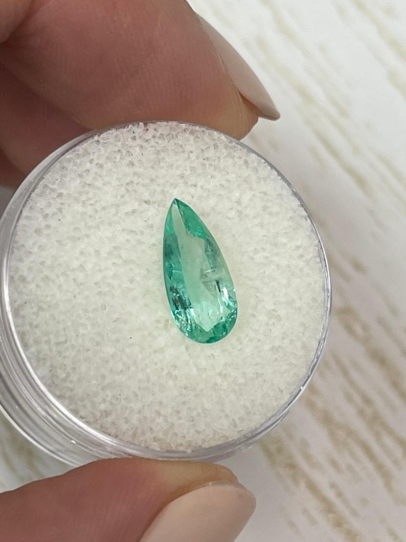 Moderno Smeraldo colombiano verde sottile da 1,49 carati - pietra di maggio a goccia con taglio a pera in vendita