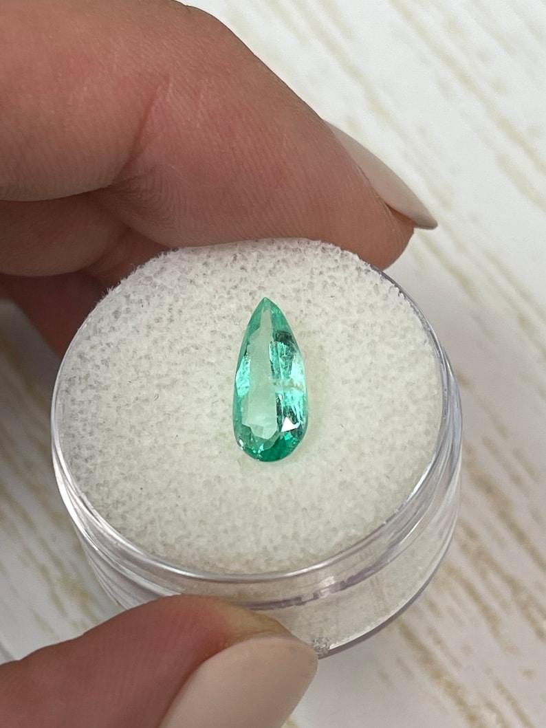 Taglio a goccia Smeraldo colombiano verde sottile da 1,49 carati - pietra di maggio a goccia con taglio a pera in vendita