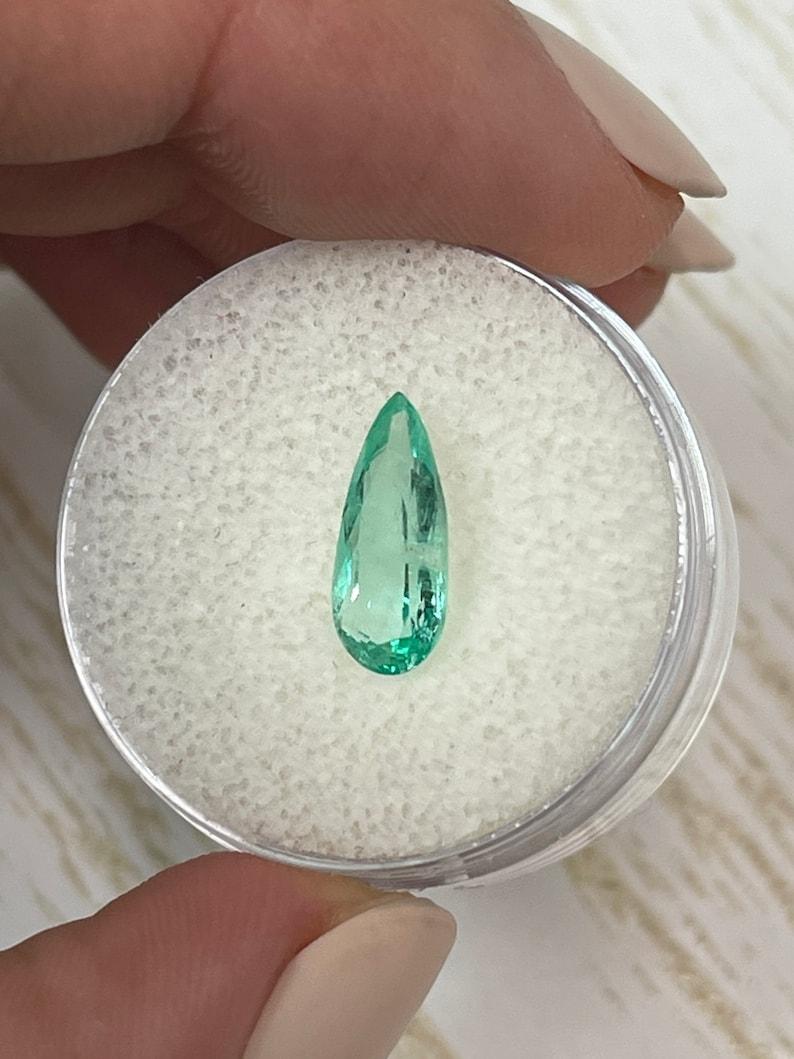 Smeraldo colombiano verde sottile da 1,49 carati - pietra di maggio a goccia con taglio a pera In condizioni Nuovo in vendita a Jupiter, FL