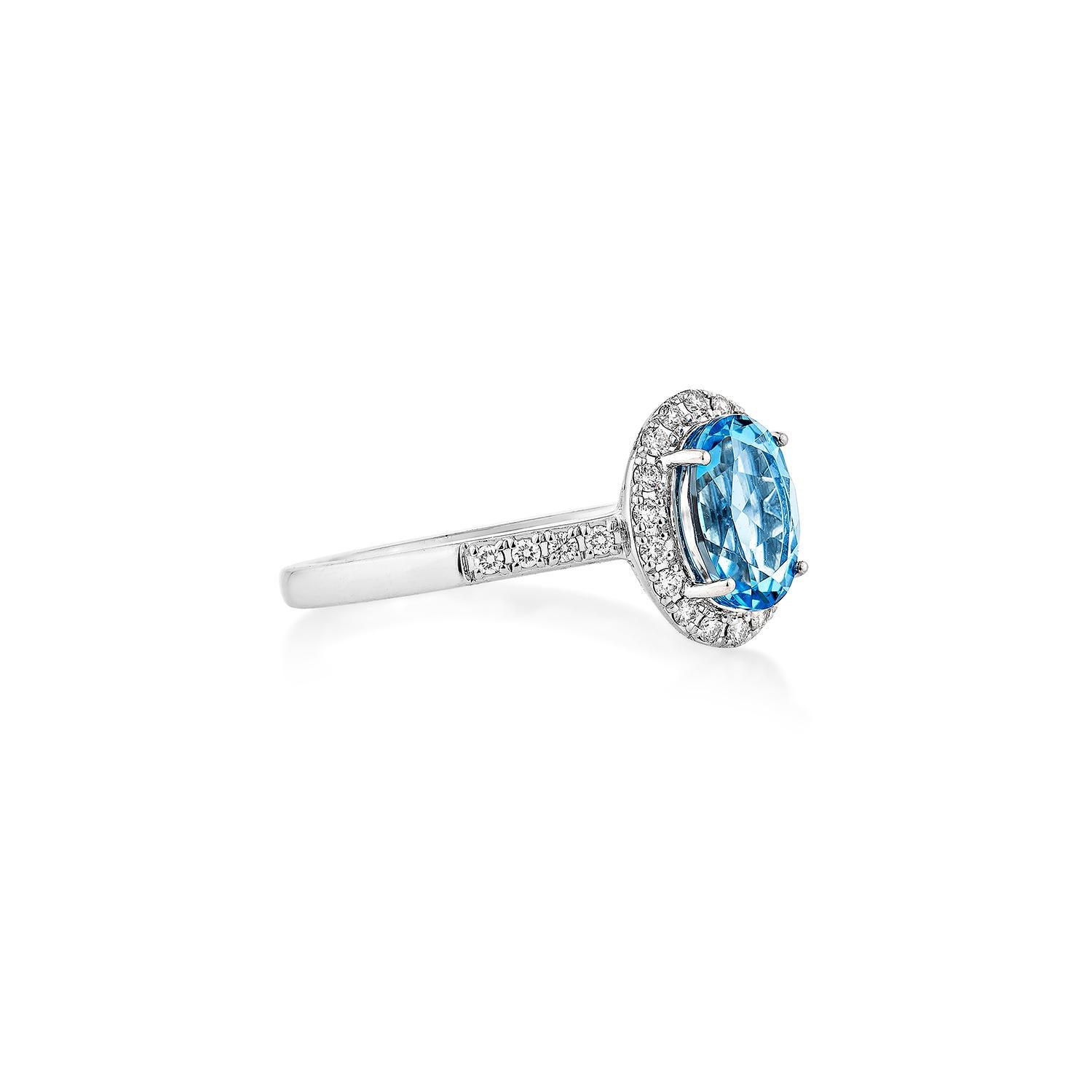 Präsentiert Ein schöner Schweizer Blautopas Fancy Ring ist perfekt für Menschen, die Qualität zu schätzen wissen und ihn zu jeder Gelegenheit oder Feier tragen möchten. Der Ring aus Weißgold mit Schweizer Blautopas und Diamanten bietet ein