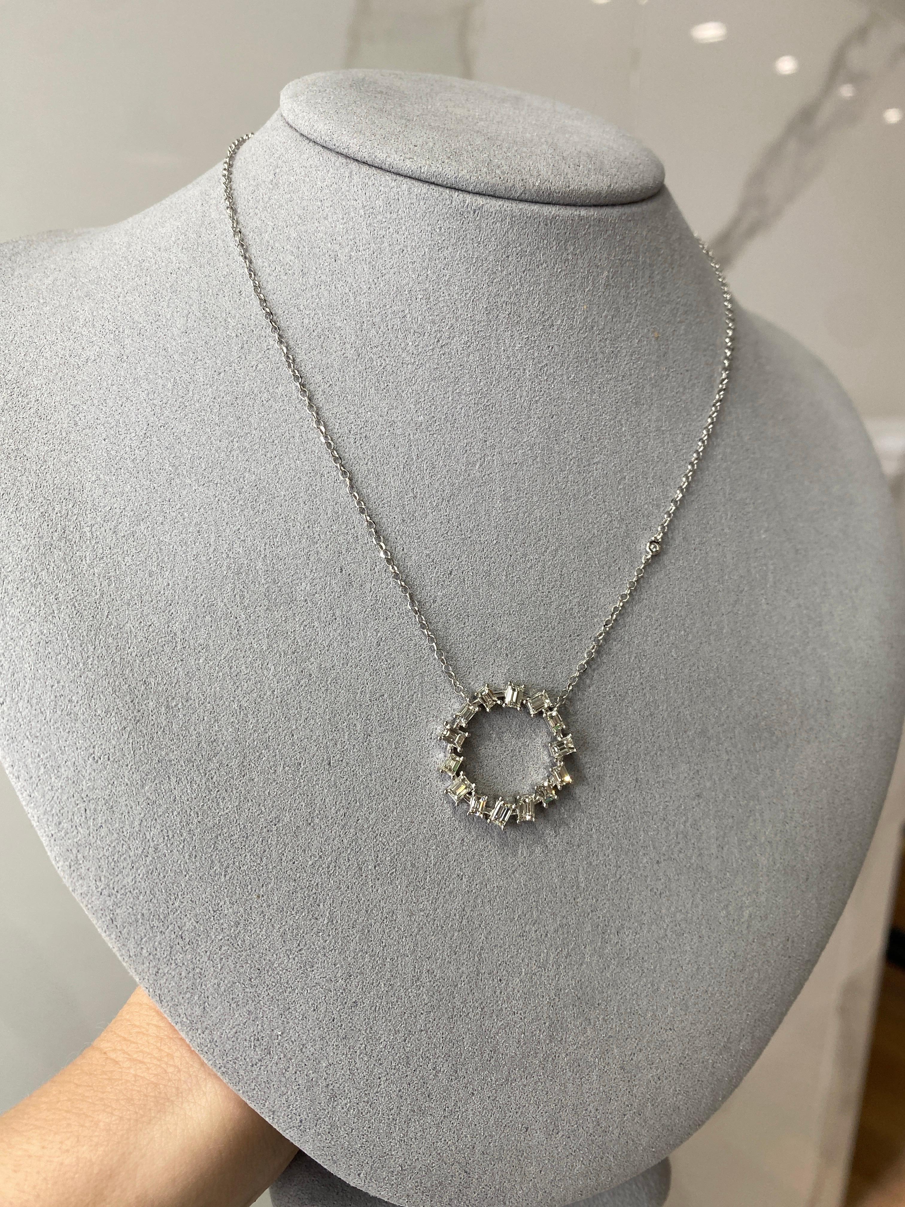 1,49 Karat Gesamtgewicht Baguette-Diamant-Halskette mit rundem Anhänger 5