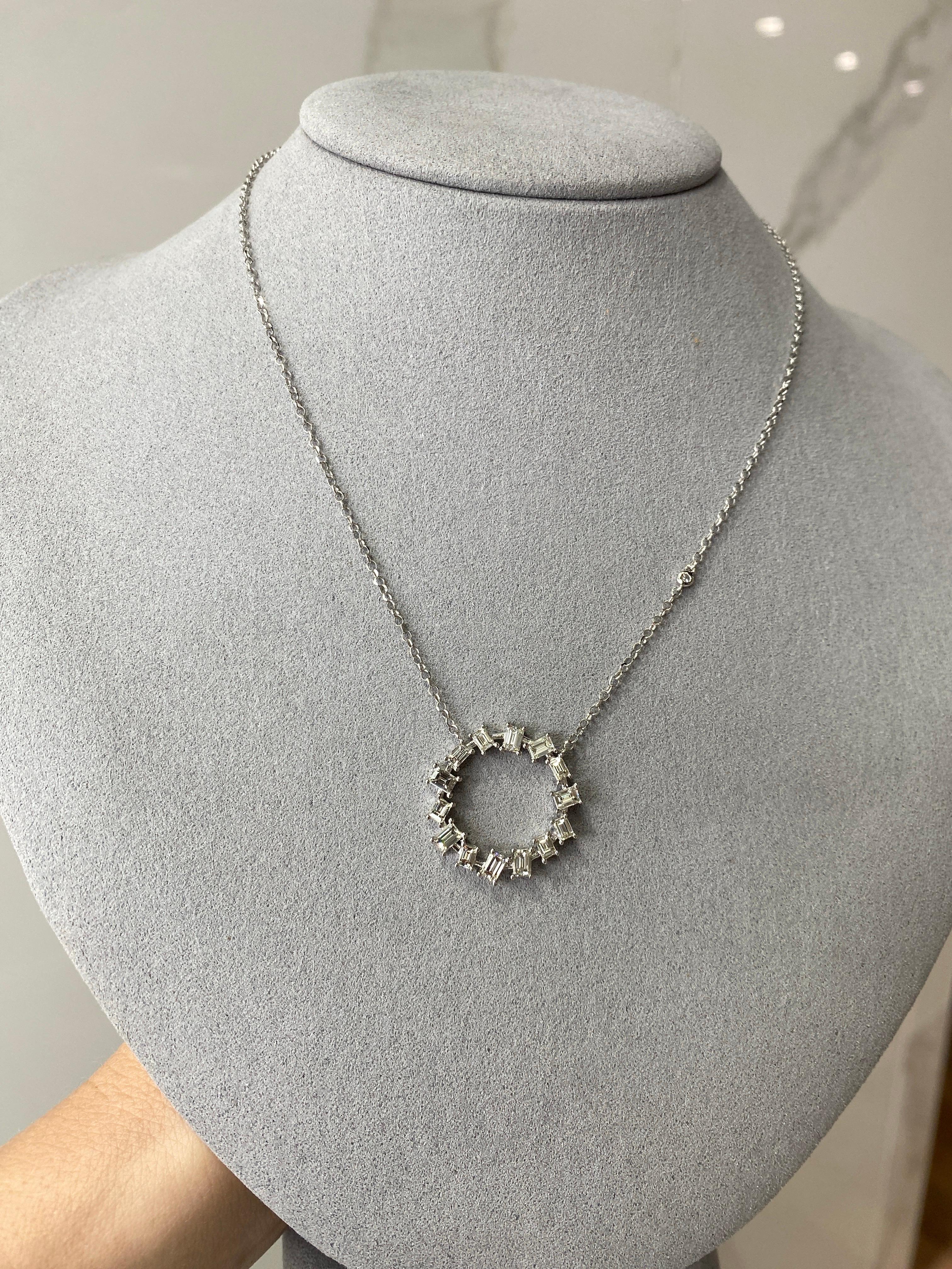1,49 Karat Gesamtgewicht Baguette-Diamant-Halskette mit rundem Anhänger 6