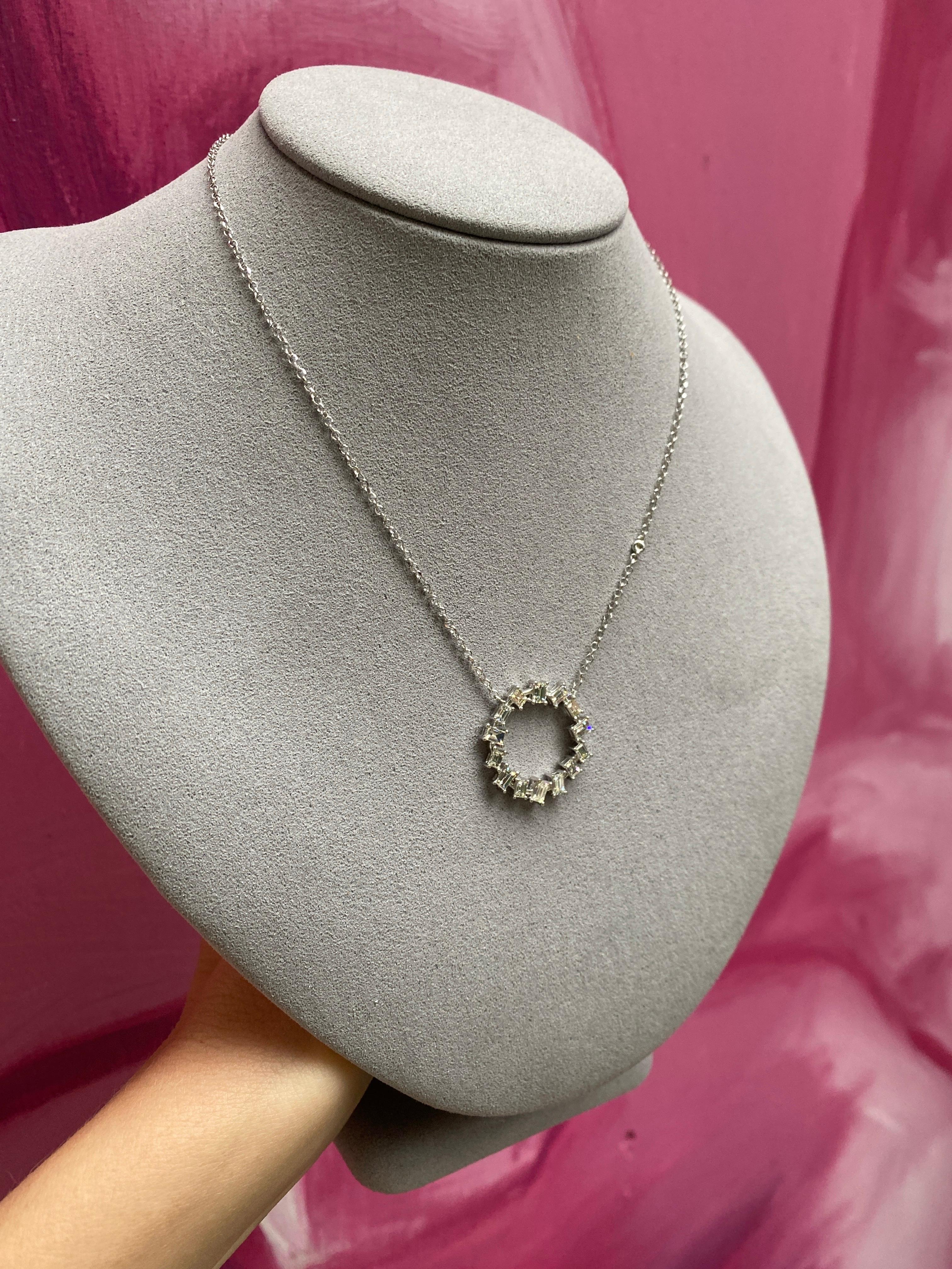1,49 Karat Gesamtgewicht Baguette-Diamant-Halskette mit rundem Anhänger 9