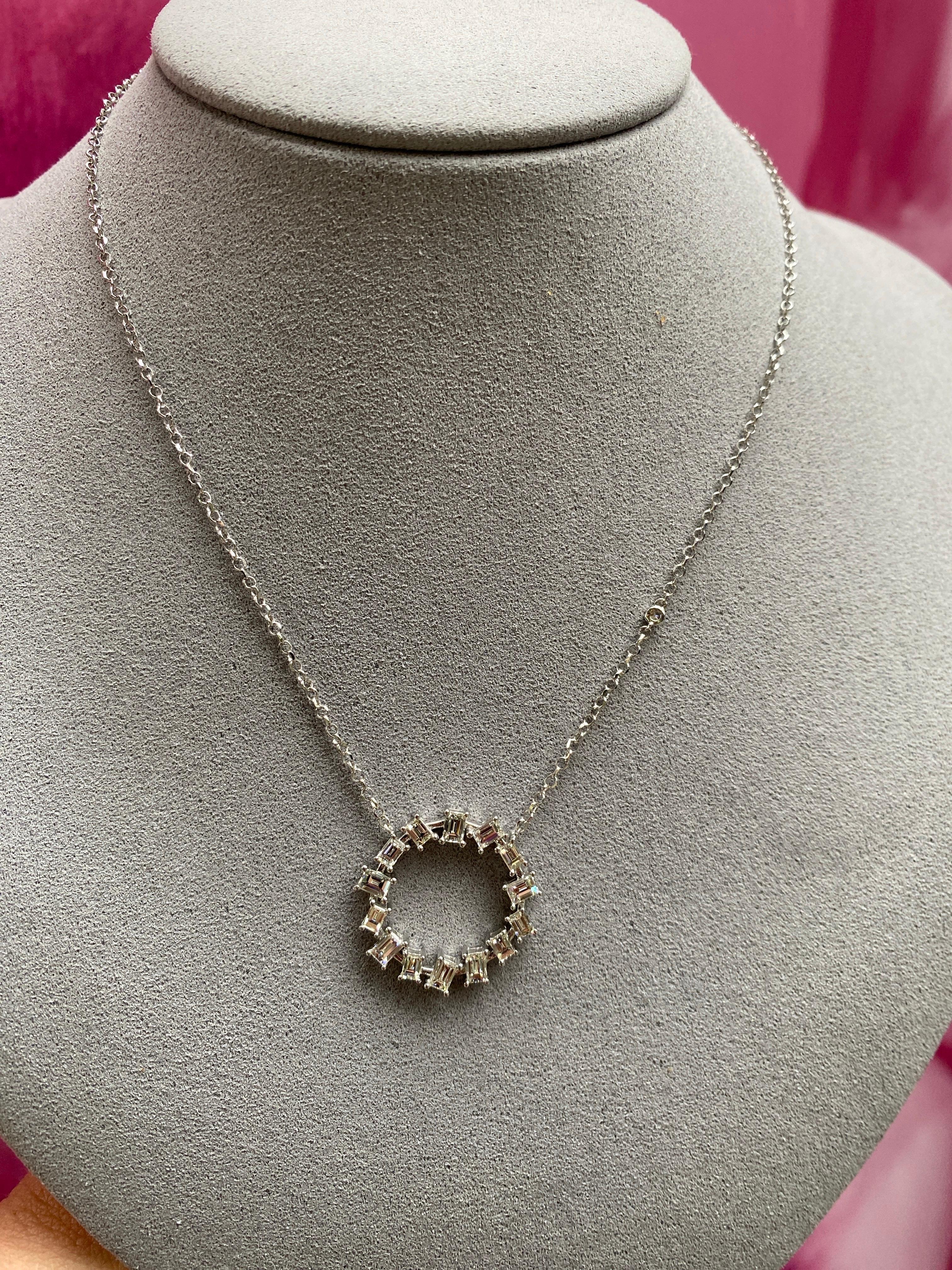 1,49 Karat Gesamtgewicht Baguette-Diamant-Halskette mit rundem Anhänger im Zustand „Neu“ in Houston, TX