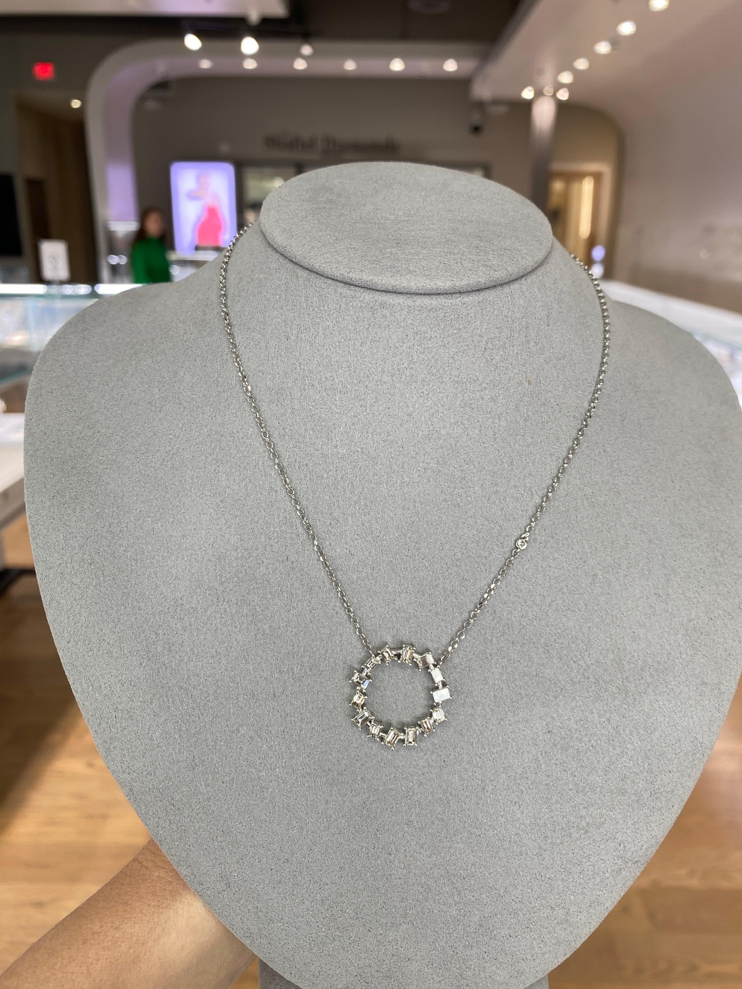 1,49 Karat Gesamtgewicht Baguette-Diamant-Halskette mit rundem Anhänger 1