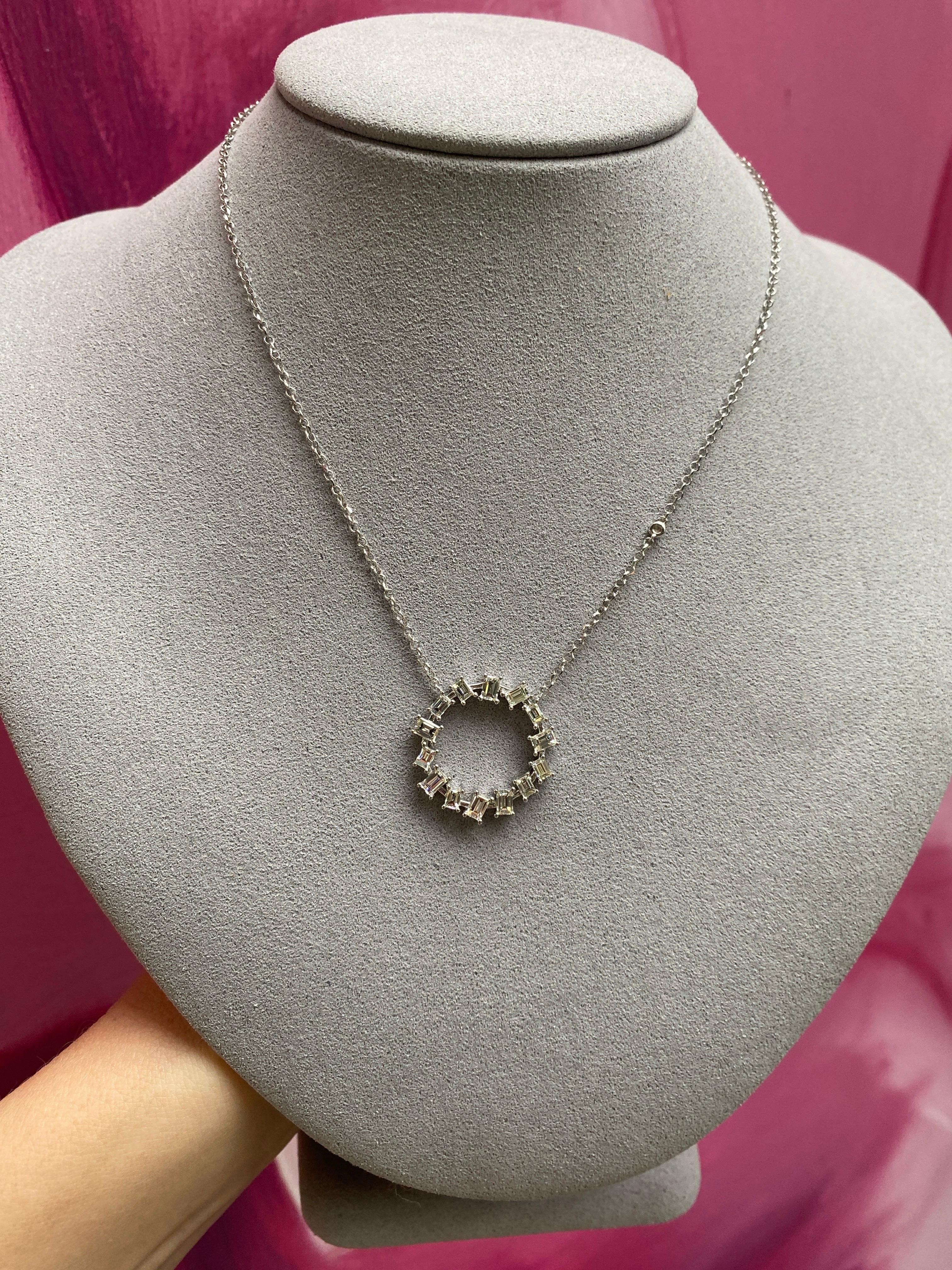 1,49 Karat Gesamtgewicht Baguette-Diamant-Halskette mit rundem Anhänger 2