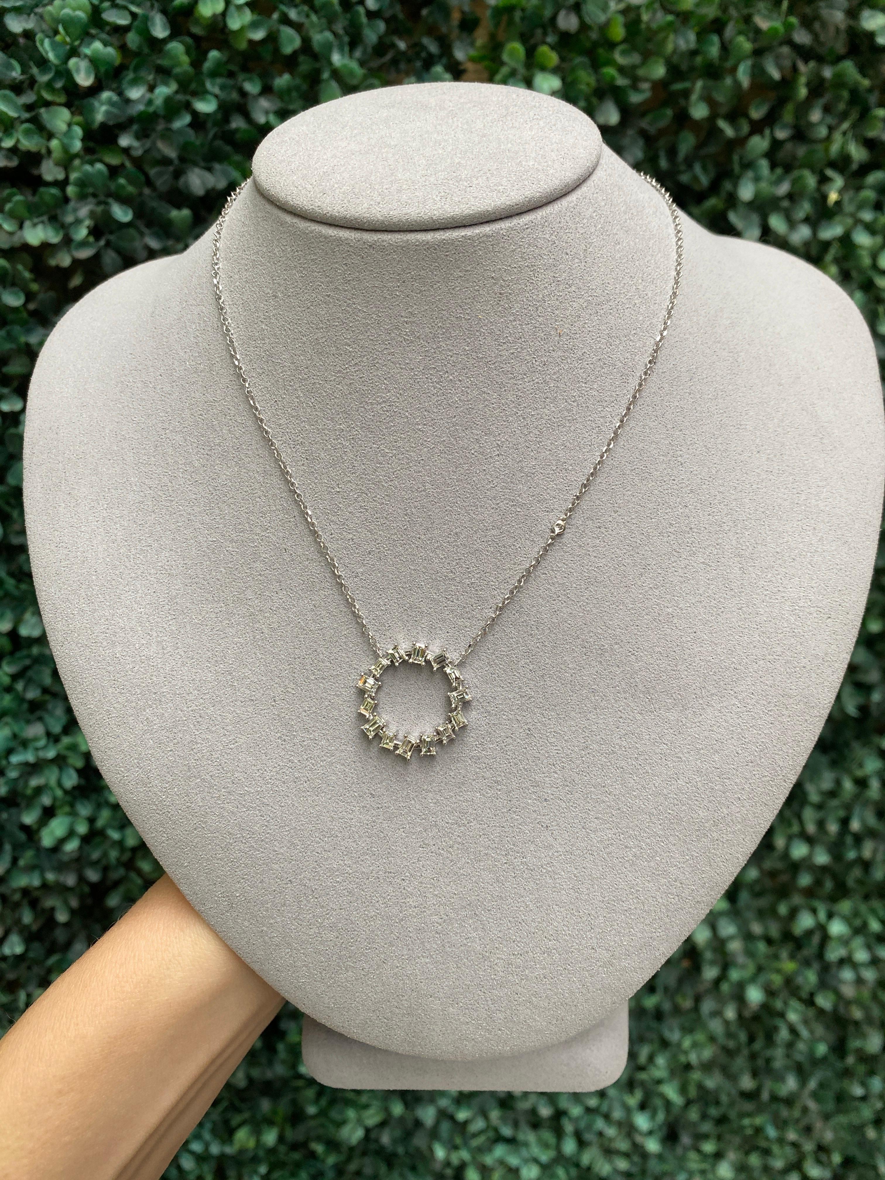 1,49 Karat Gesamtgewicht Baguette-Diamant-Halskette mit rundem Anhänger 4