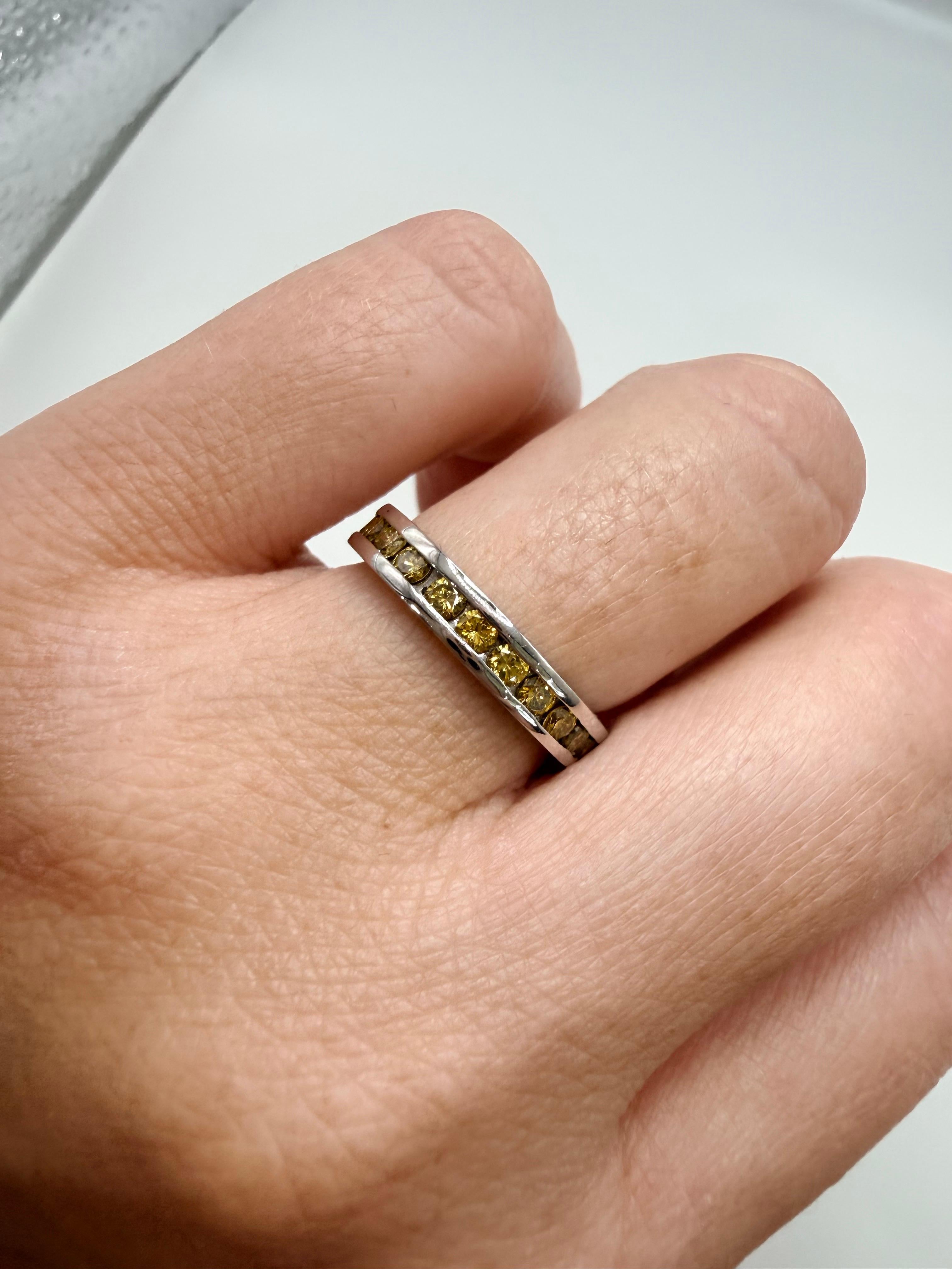 Una fede come nessun'altra, con diamanti gialli in oro bianco 14KT, realizzata in stile channel eternity nella misura 6.5 e non può essere ridimensionata.

**Tutti gli oggetti lasciano la nostra sede con un certificato a nome dell'acquirente,