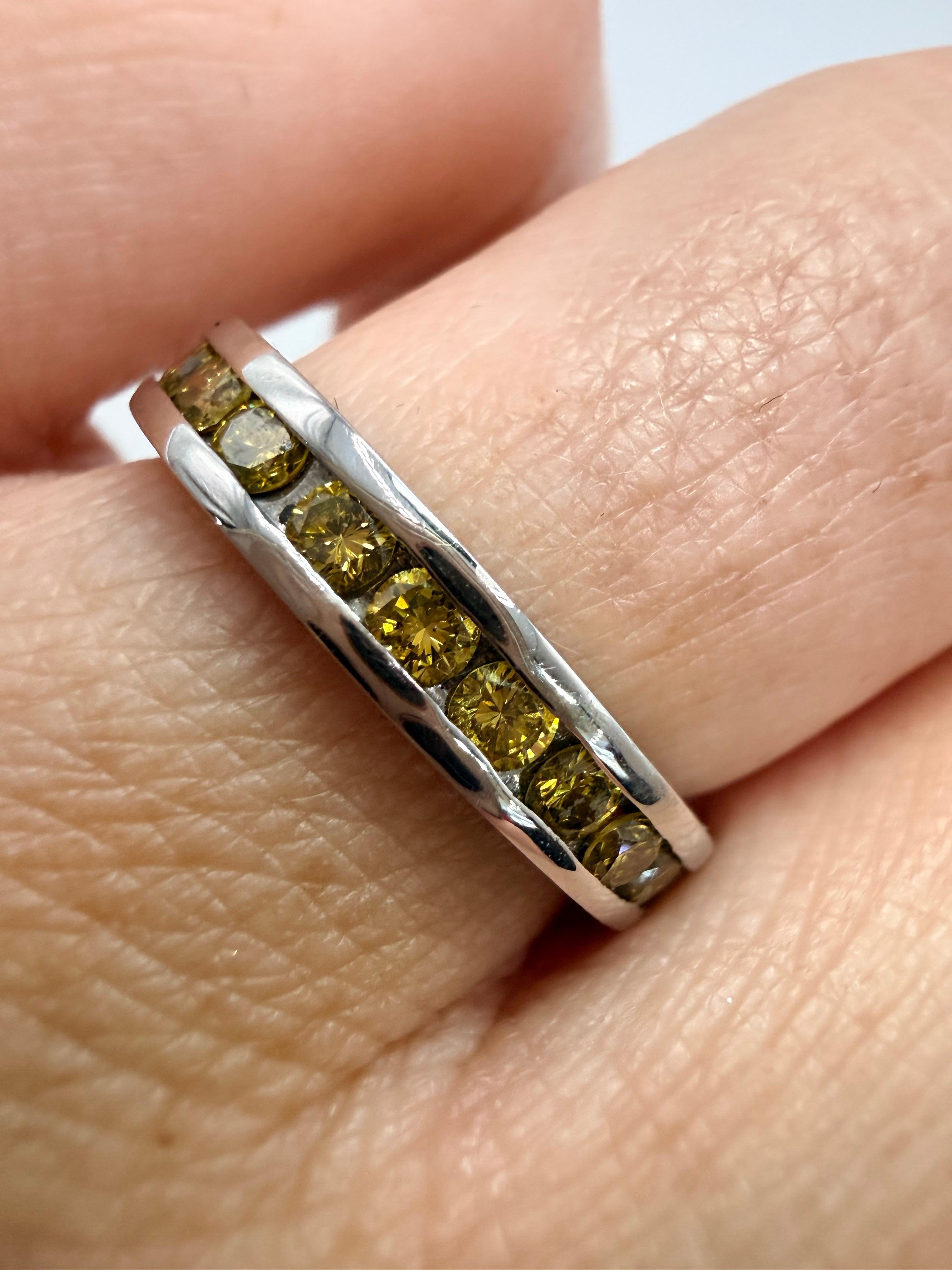 Taglio brillante Anello con diamante giallo Fancy da 1,49 carati, misura 6,5 in oro 14KT in vendita