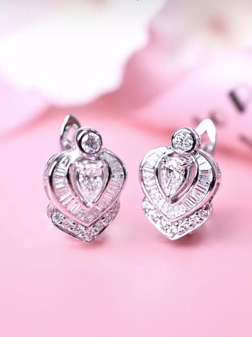 Des boucles d'oreilles exclusives en diamants au design contemporain, d'un style élégant et raffiné.
Superbes boucles d'oreilles en or 18k avec 80 diamants de 1,49 carats, de forme mixte, de pureté F/VS, très étincelants.
Fabriqué à la main par un
