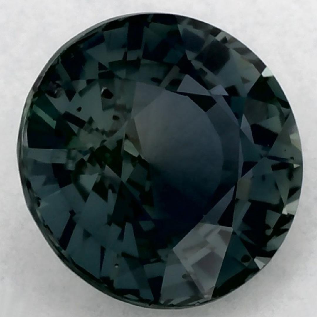 Questo zaffiro verde naturale offre eleganza e raffinatezza. Con la sua ricca saturazione del colore e il taglio preciso, è il centro perfetto per un anello di fidanzamento o un design di gioielli di lusso.

Questo zaffiro proviene dallo Sri Lanka