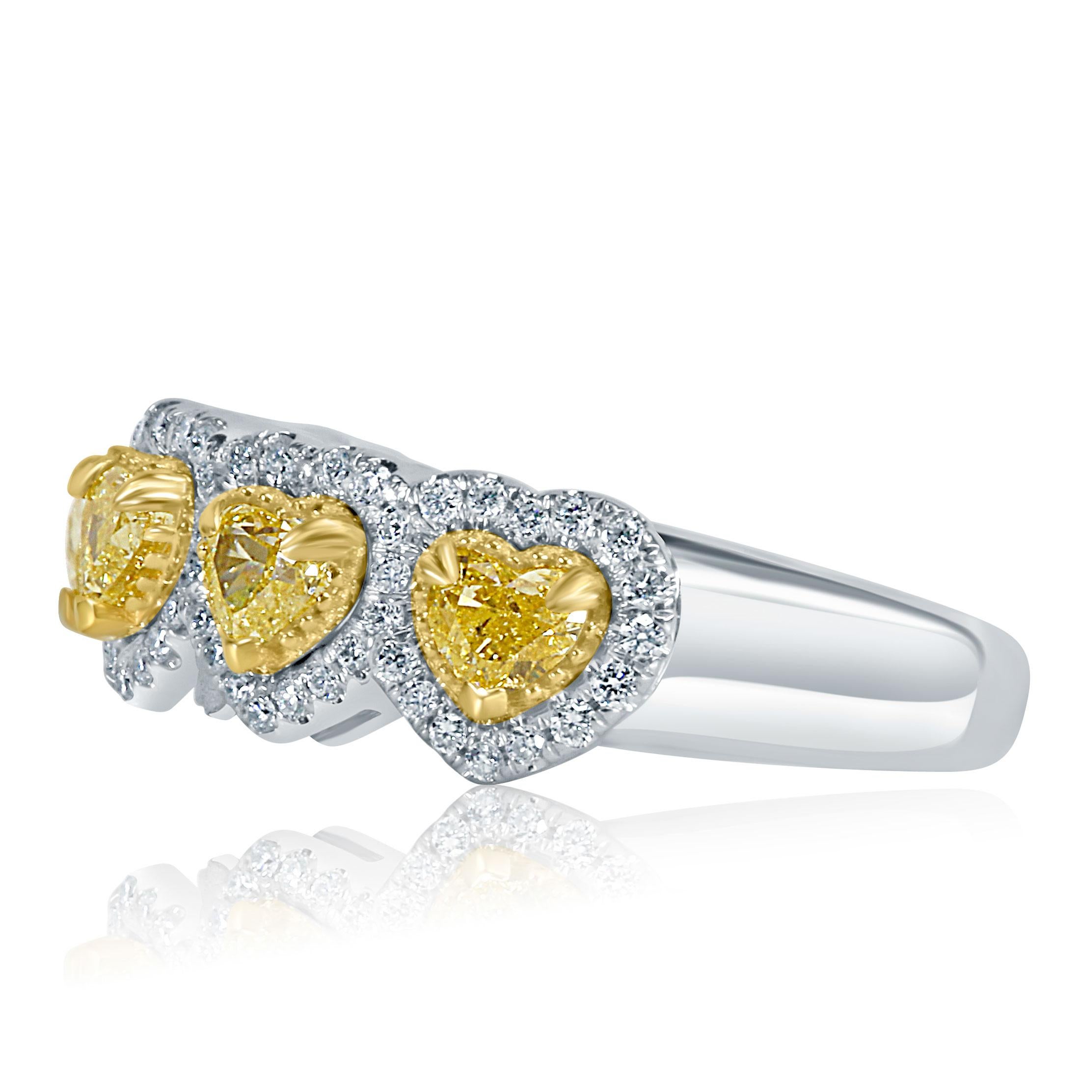 Verleihen Sie Ihrem besonderen Moment einen Hauch von Magie mit diesem glanzvollen Ehering. Mit 1,09 Karat herzförmiger, fancy-gelber Naturdiamanten sind diese fünf strahlenden Steine mit SI-I-Reinheit fachmännisch in einer Zackenfassung gefasst.