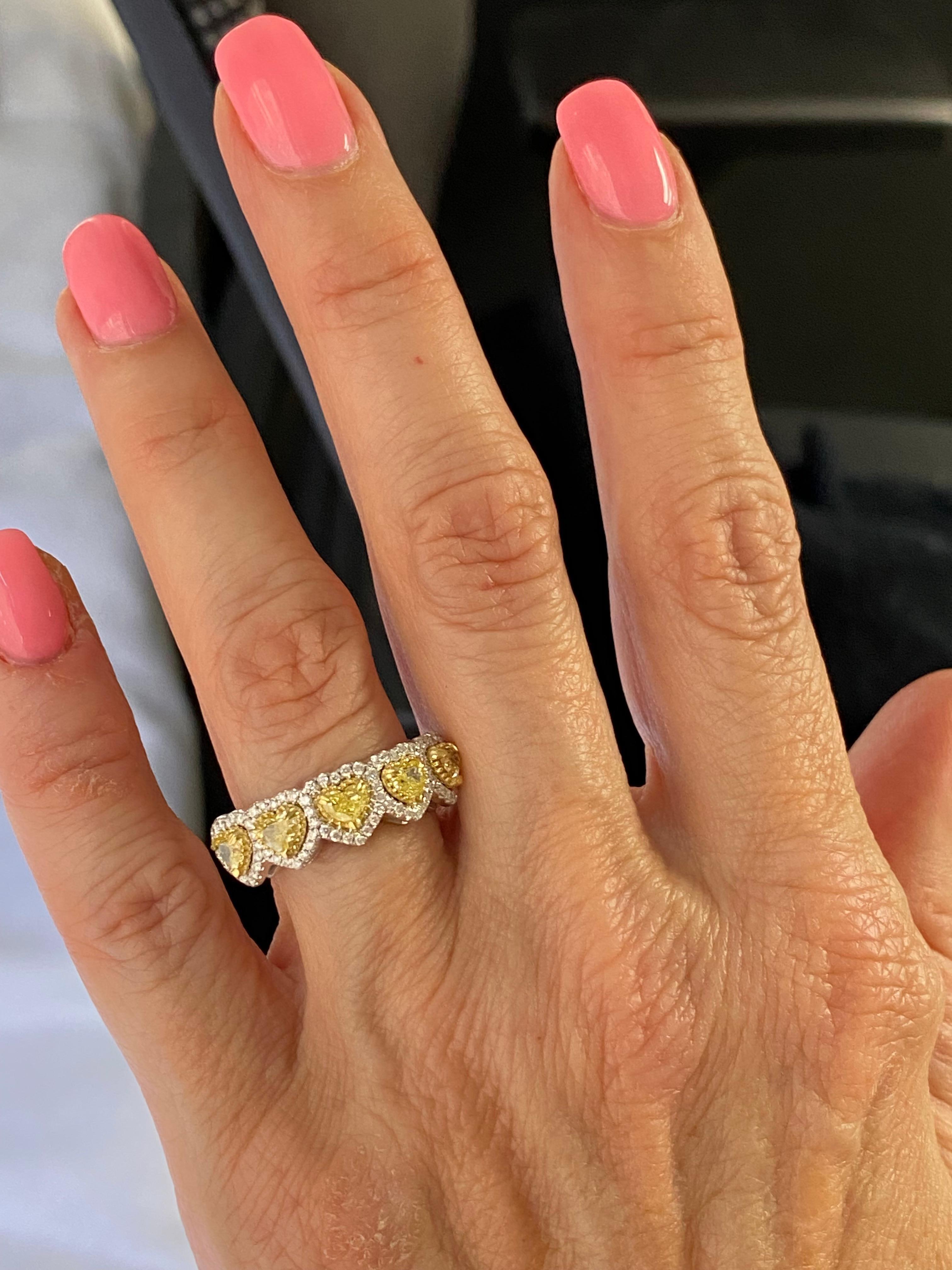 1.49 Karat herzförmiger gelber Diamant-Halo-Ehering 14K Weißgold im Zustand „Neu“ im Angebot in New York, NY