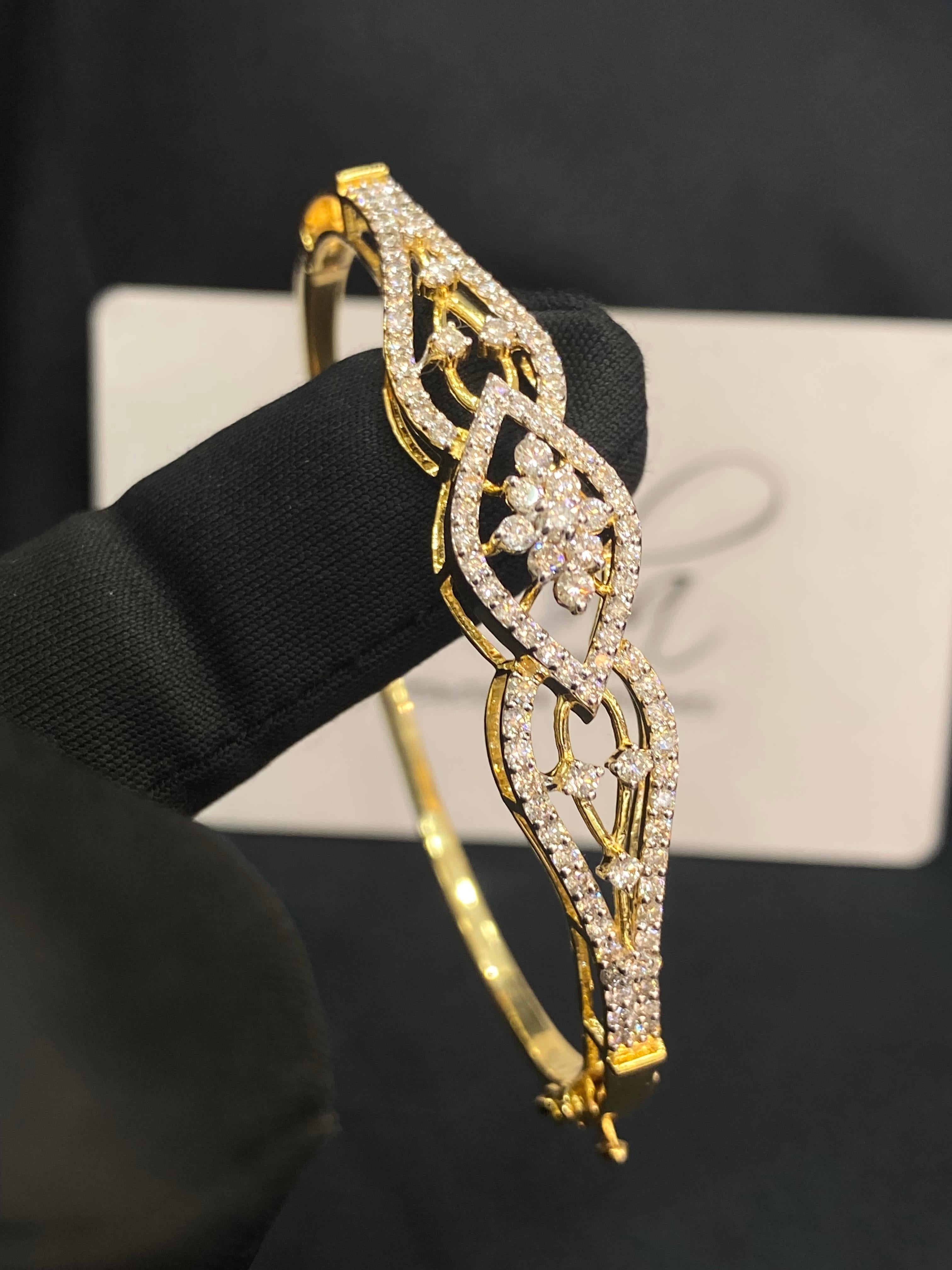 Contemporain Bracelet à charnières F/VS1 en or jaune 14 carats avec diamants naturels brillants ronds de 1,49 carat en vente