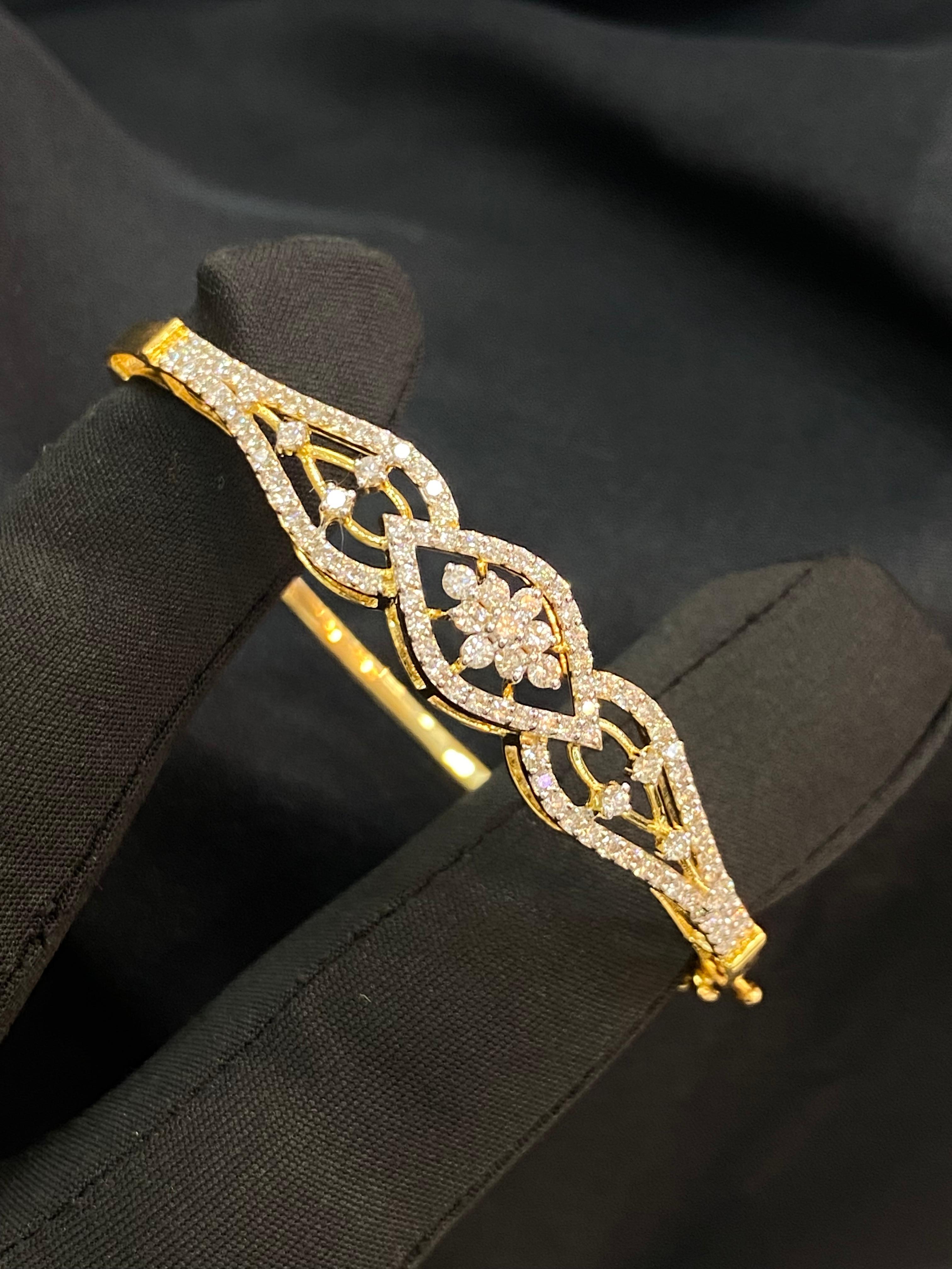 Taille ronde Bracelet à charnières F/VS1 en or jaune 14 carats avec diamants naturels brillants ronds de 1,49 carat en vente