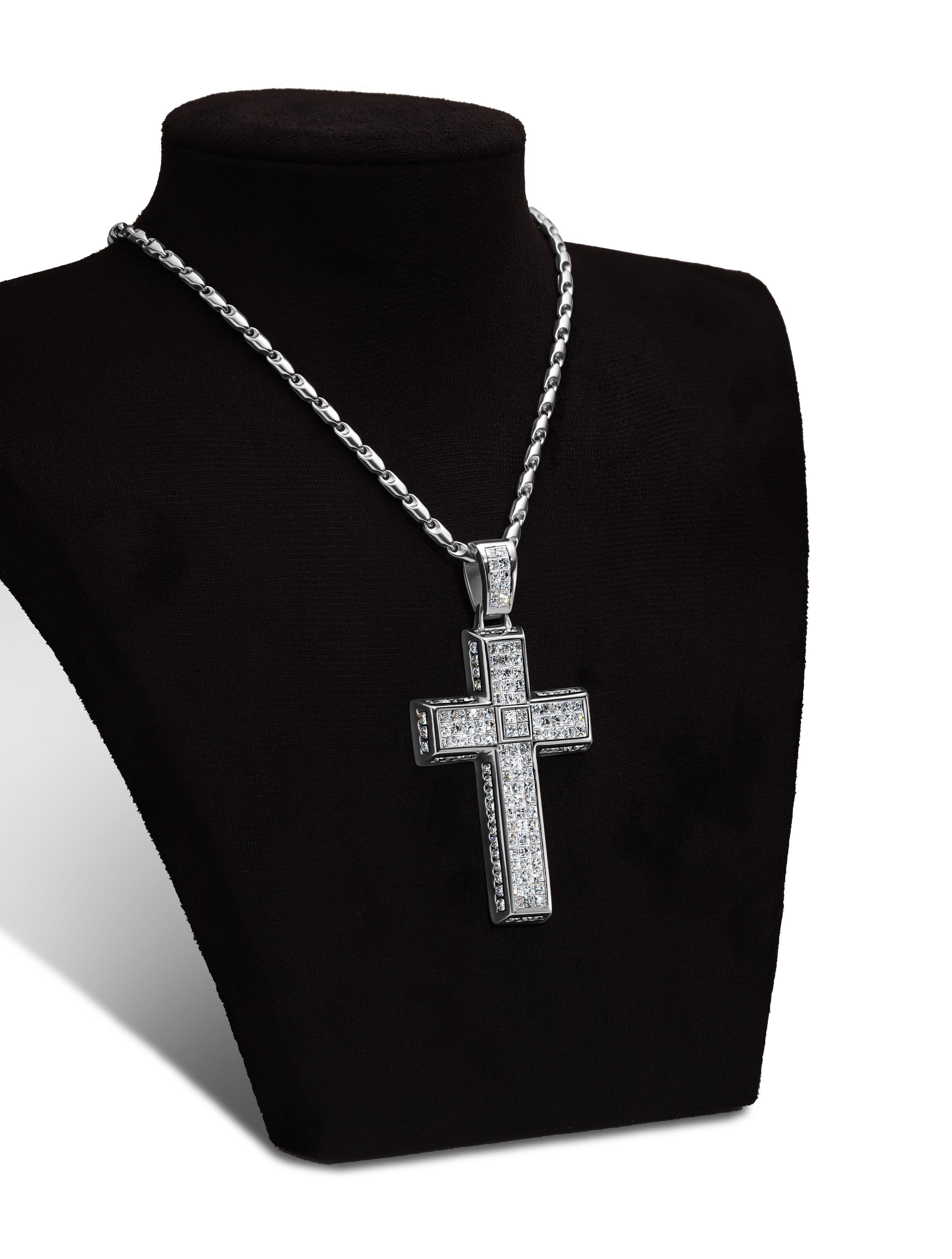 Ce collier de croix exceptionnel est une pièce d'apparat vraiment fascinante. Fabriqué à la main en or blanc 14 carats, il comporte un nombre impressionnant de diamants naturels de 14,90 carats, chacun soigneusement sélectionné de couleur G et de